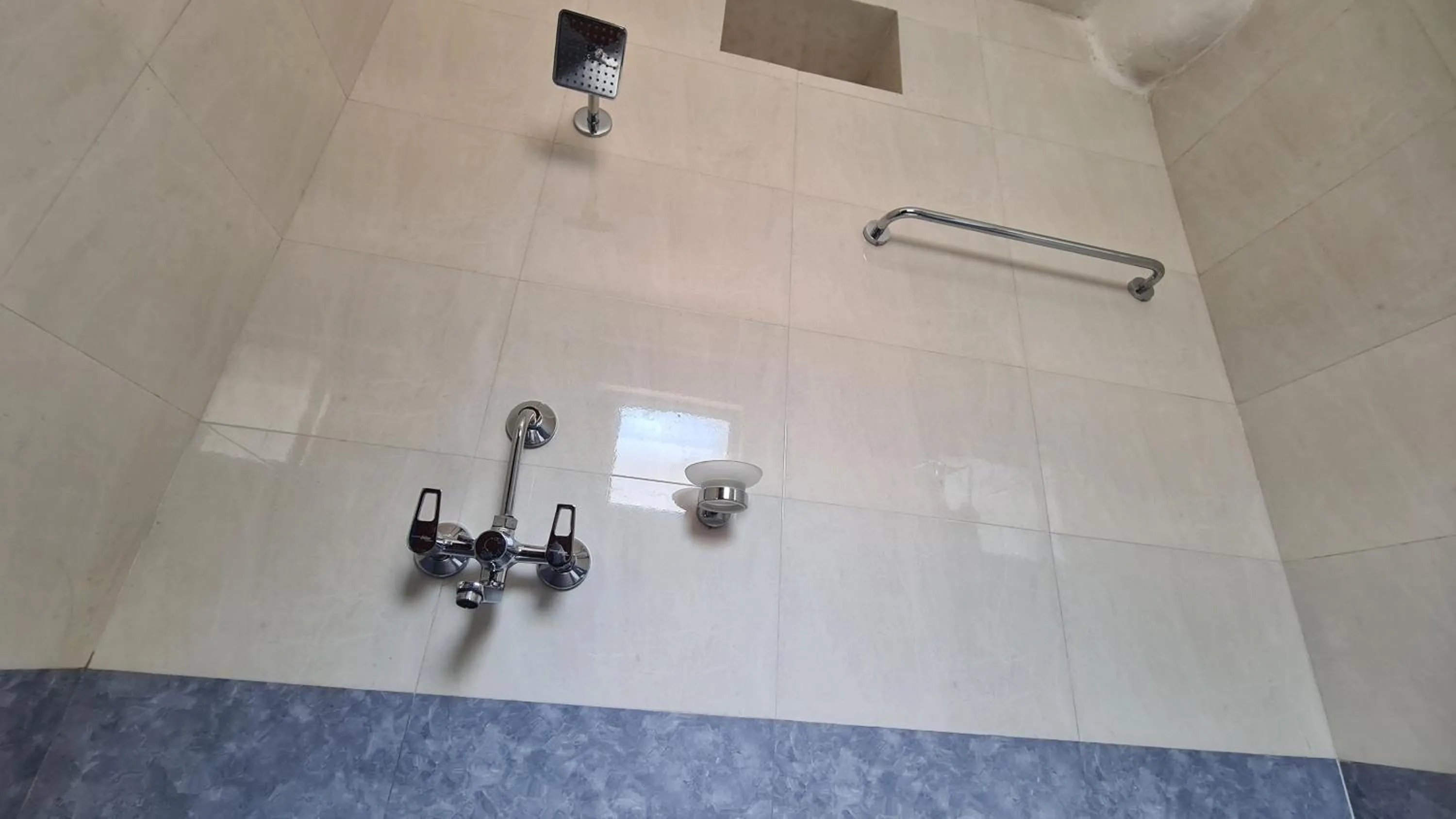 Shower in Temple Town Inn