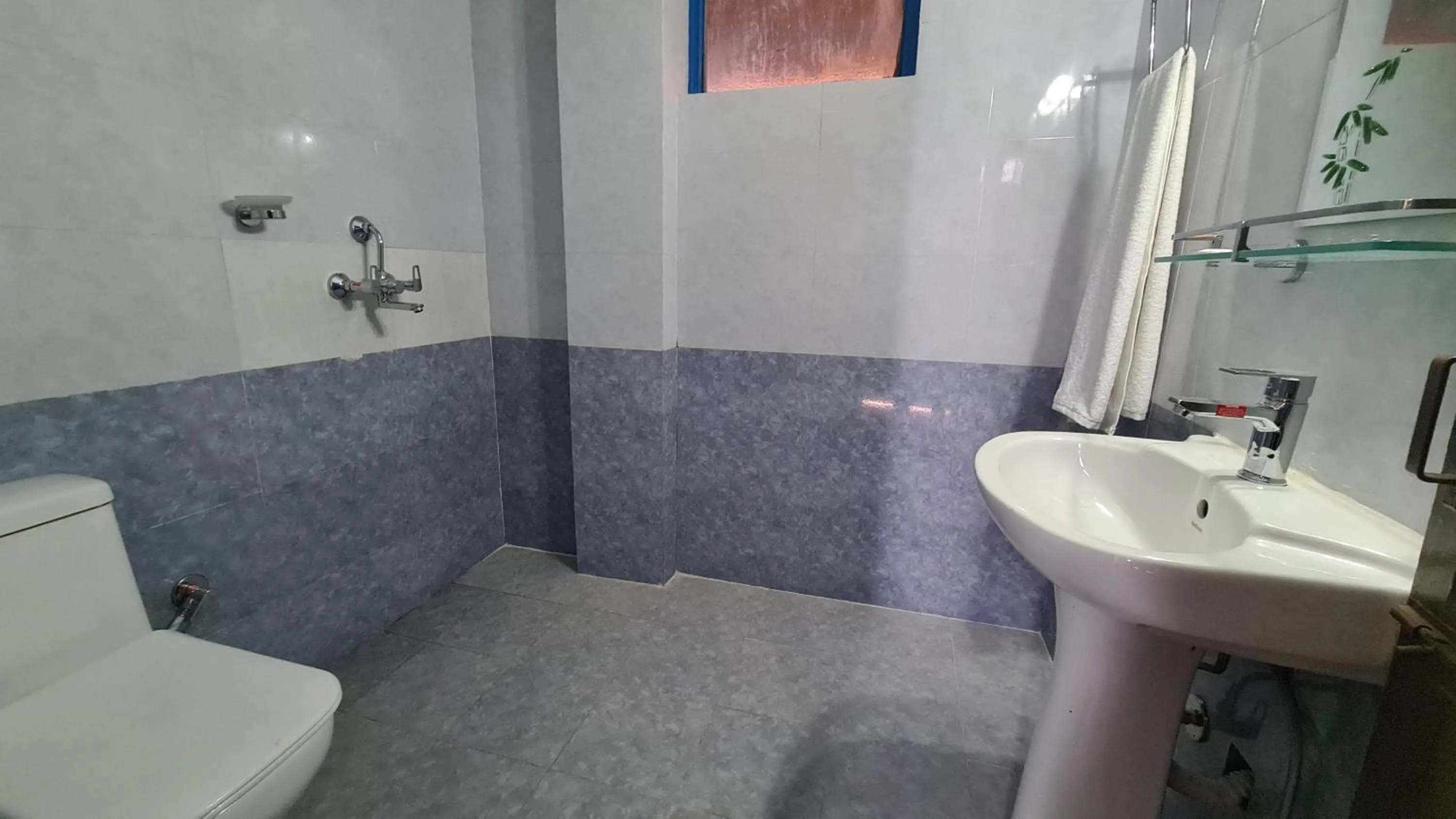 Bathroom in Temple Town Inn