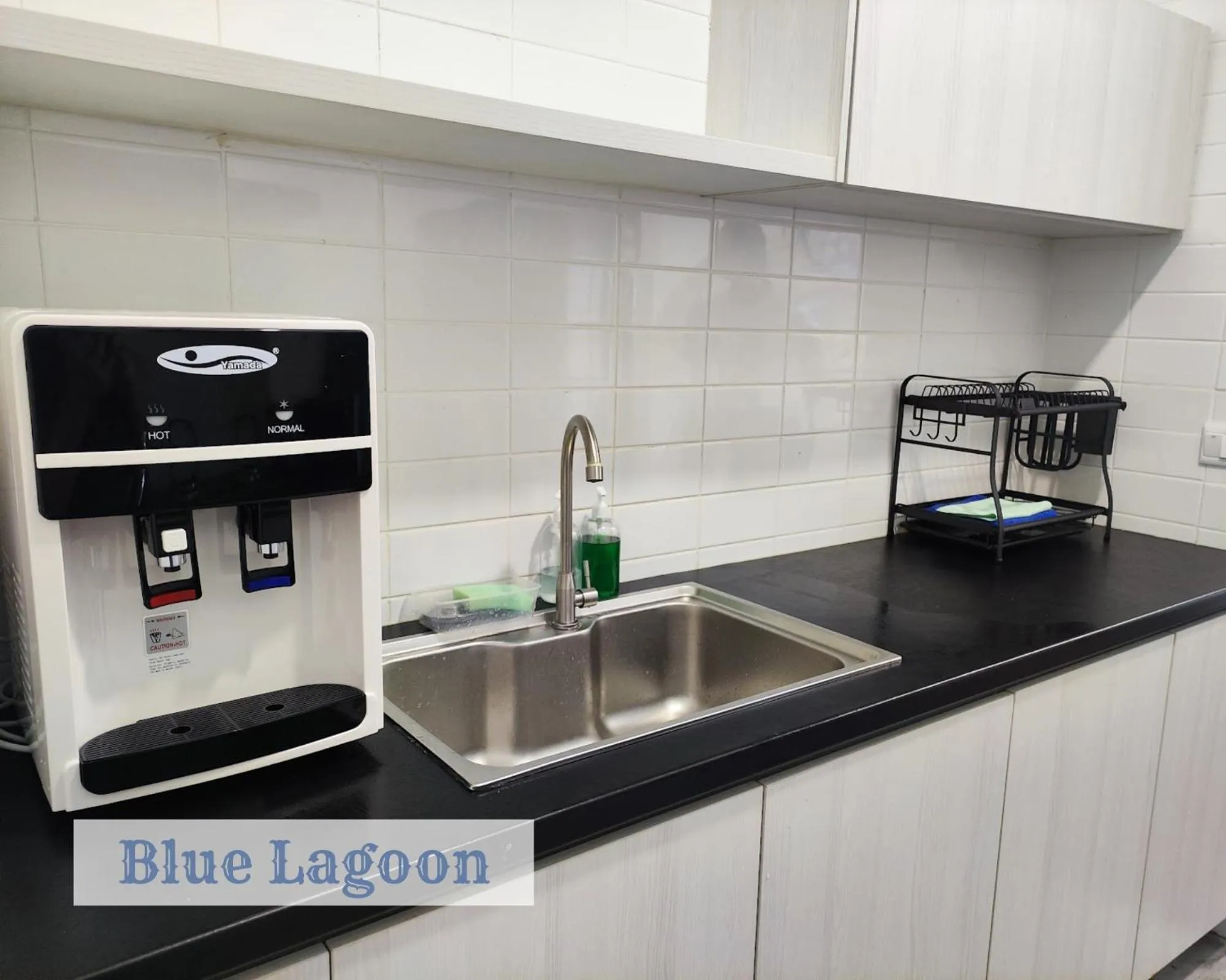 Kitchen or kitchenette in Roxy Sematan Townhouse - Blue Lagoon