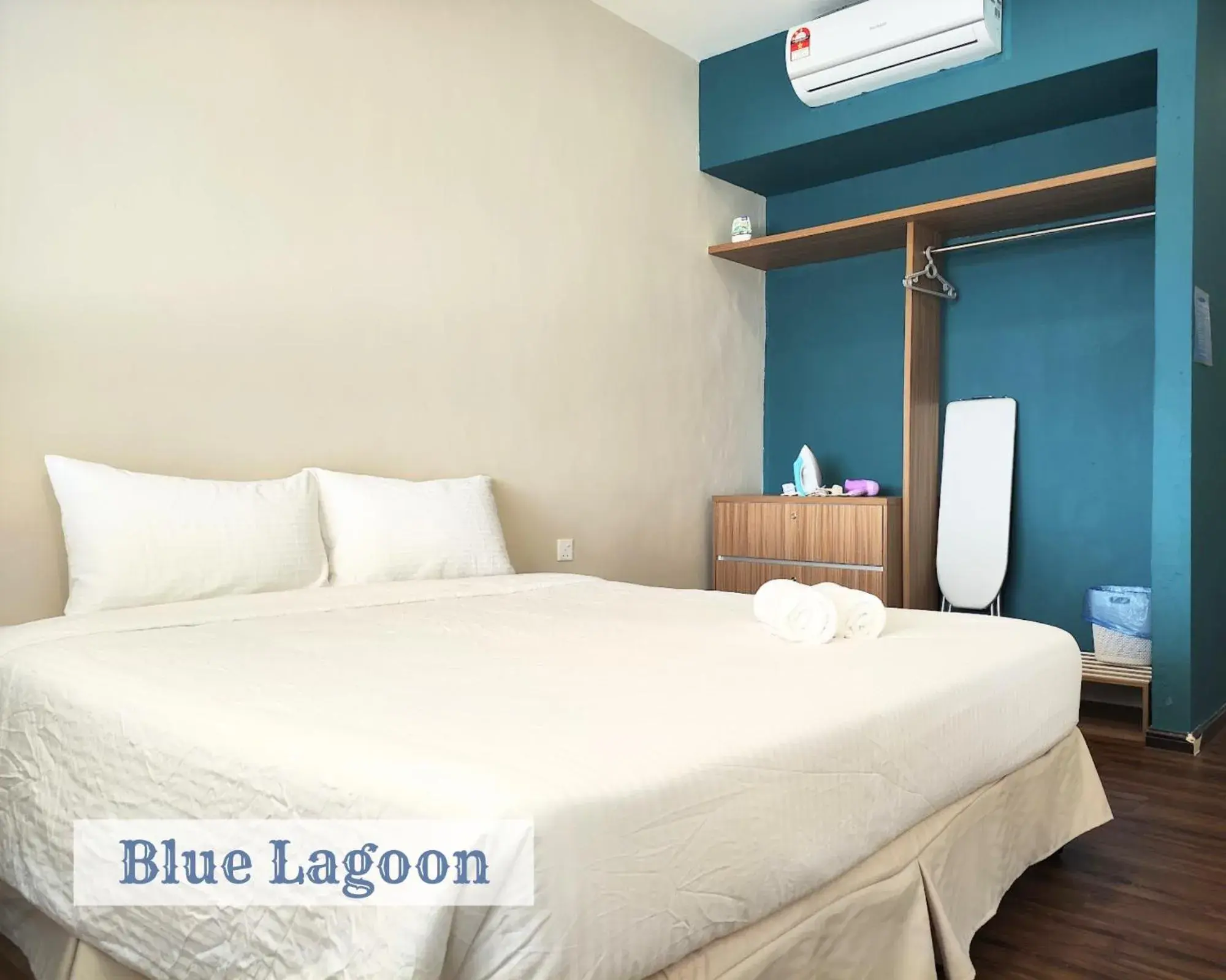Bed in Roxy Sematan Townhouse - Blue Lagoon Bed in Roxy Sematan Townhouse - Blue Lagoon