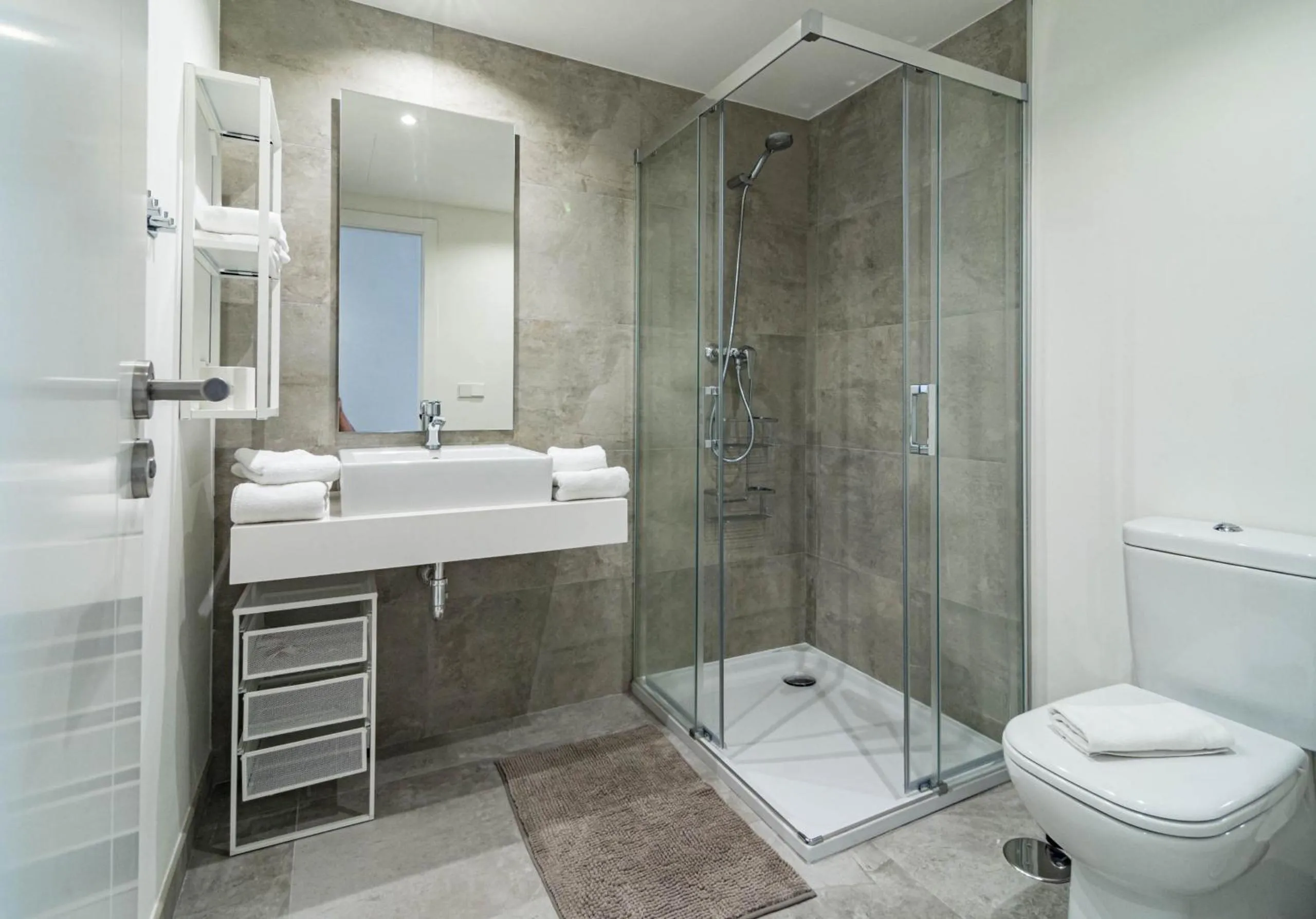 Bathroom in INF26H- Comfortable and spacious city apartment