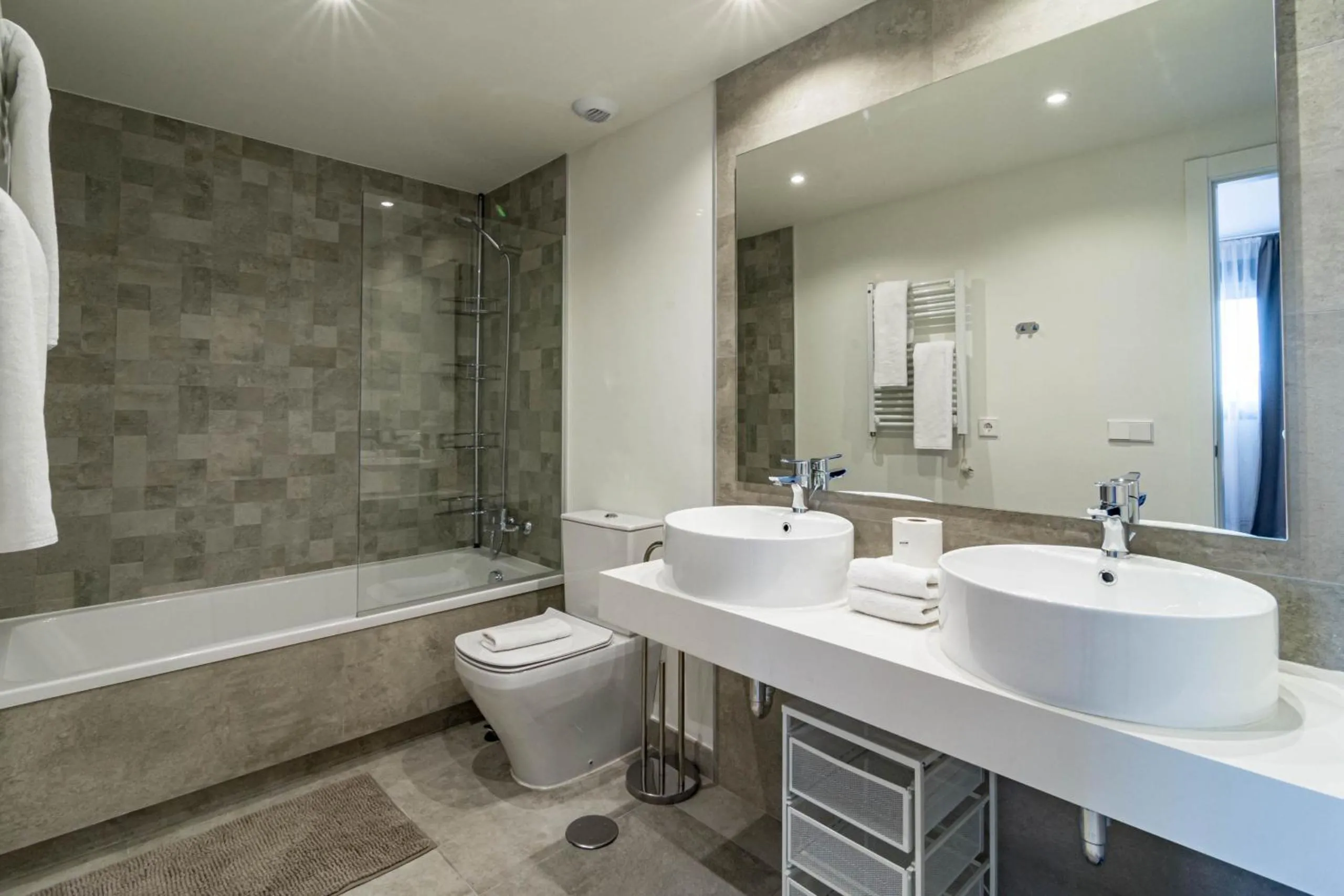 Bathroom in INF26H- Comfortable and spacious city apartment