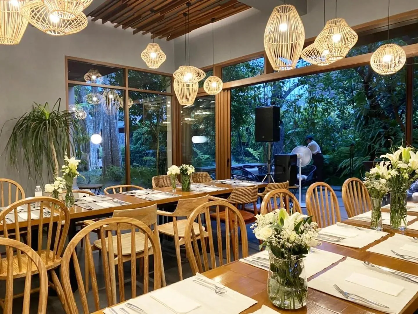 Restaurant/places to eat in Rarin Villas