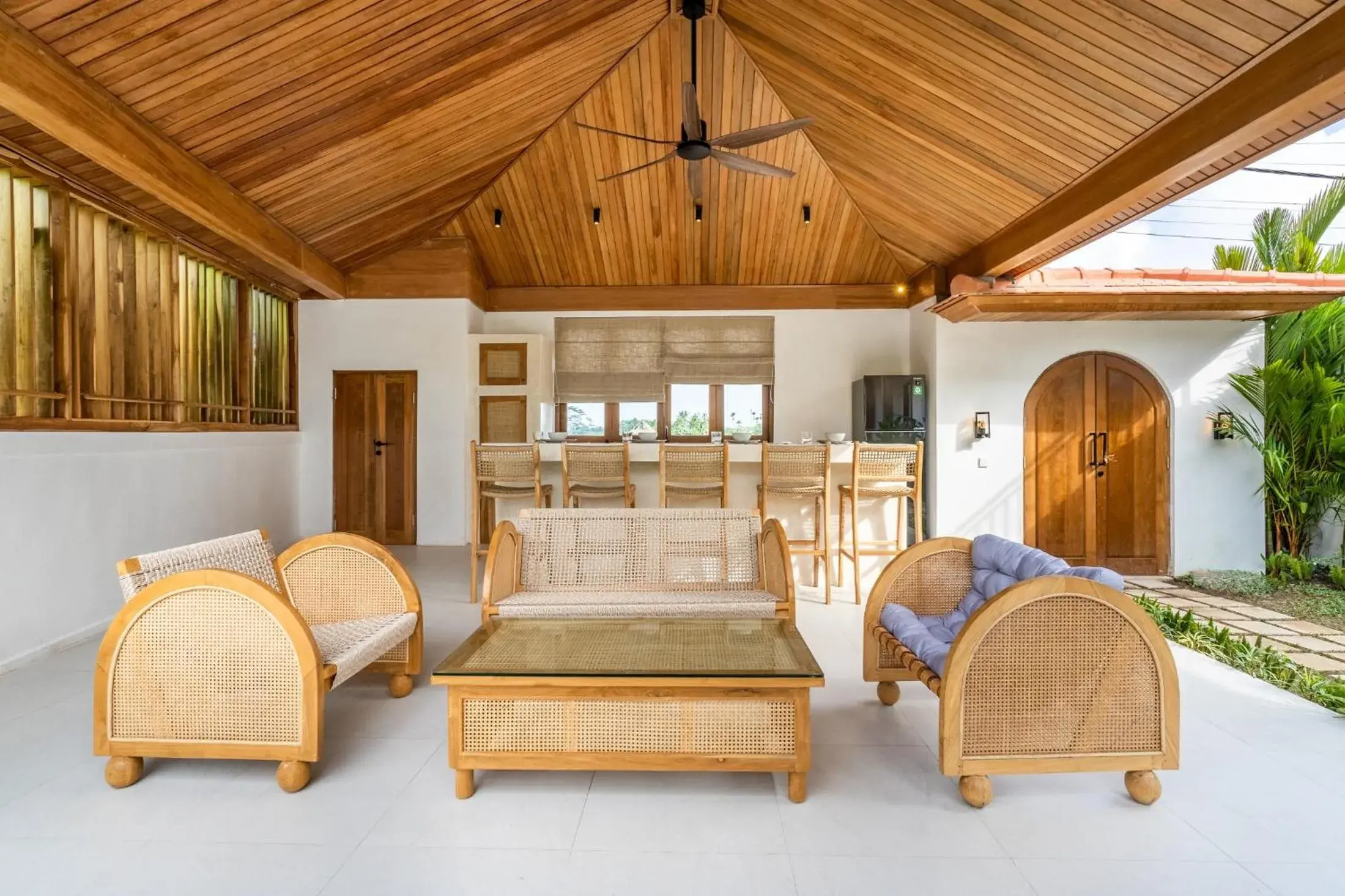 Living room in Elegant Tembaga by EVDEkimi Villa - A Modern Home with Panoramic Views and Pool Living room in Elegant Tembaga by EVDEkimi Villa - A Modern Home with Panoramic Views and Pool