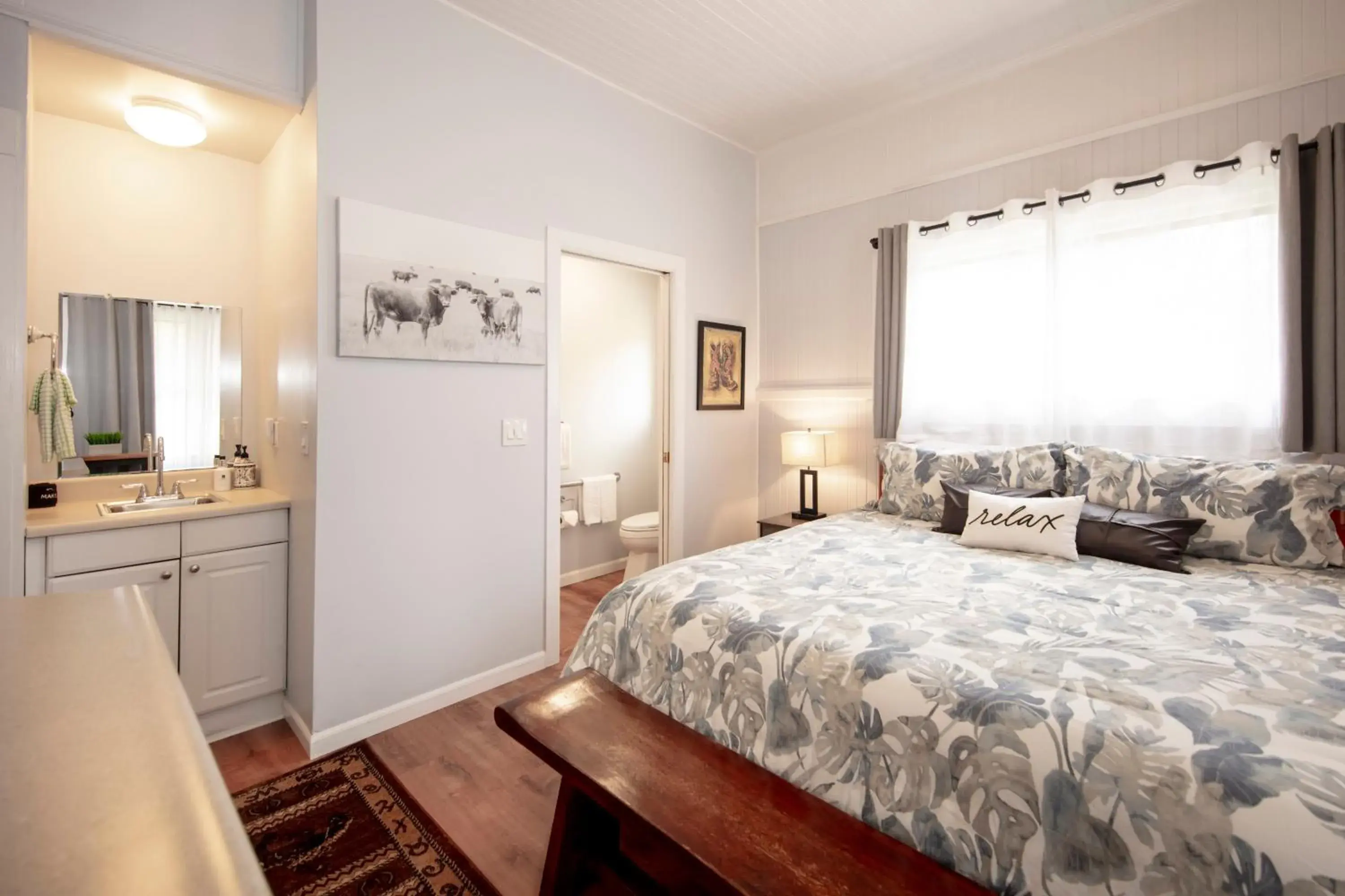 Corner Room with King Bed in Aloha Junction Bed and Breakfast -Minutes away from Hawaii Volcanoes National Park Corner Room with King Bed in Aloha Junction Bed and Breakfast -Minutes away from Hawaii Volcanoes National Park