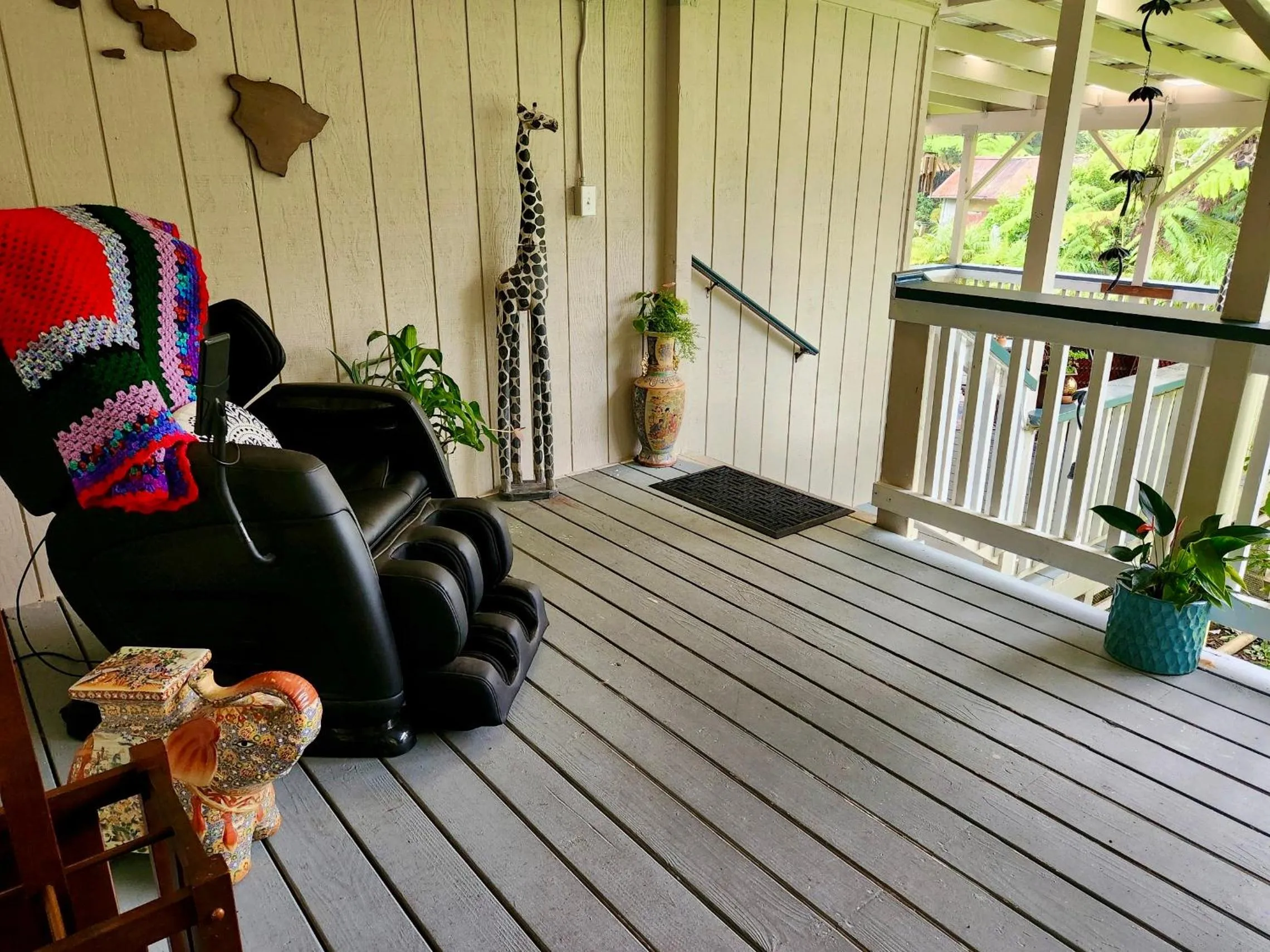 Balcony/Terrace in Aloha Junction Bed and Breakfast -Minutes away from Hawaii Volcanoes National Park
