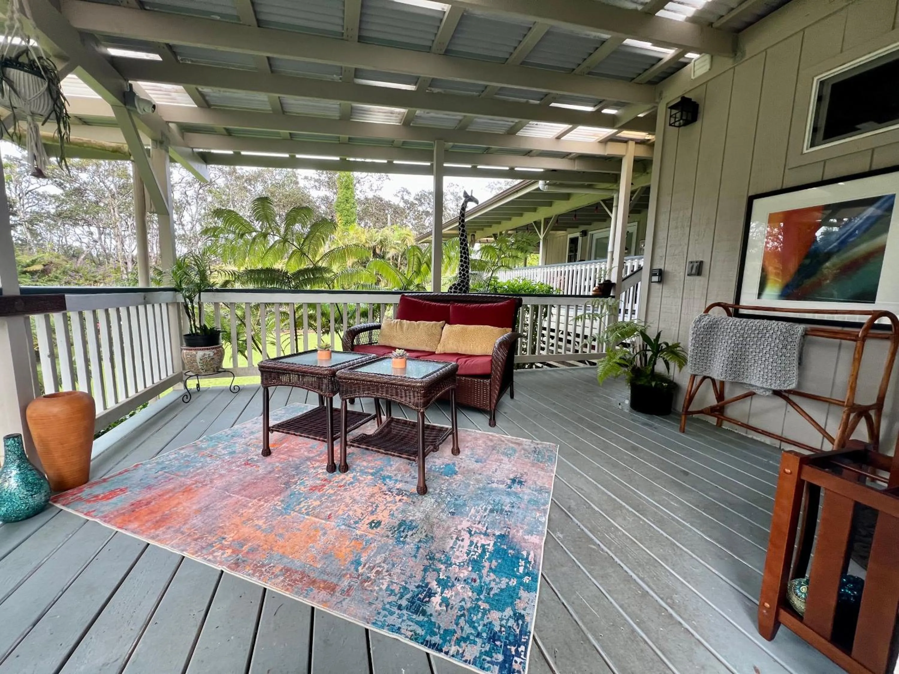 Patio in Aloha Junction Bed and Breakfast -Minutes away from Hawaii Volcanoes National Park