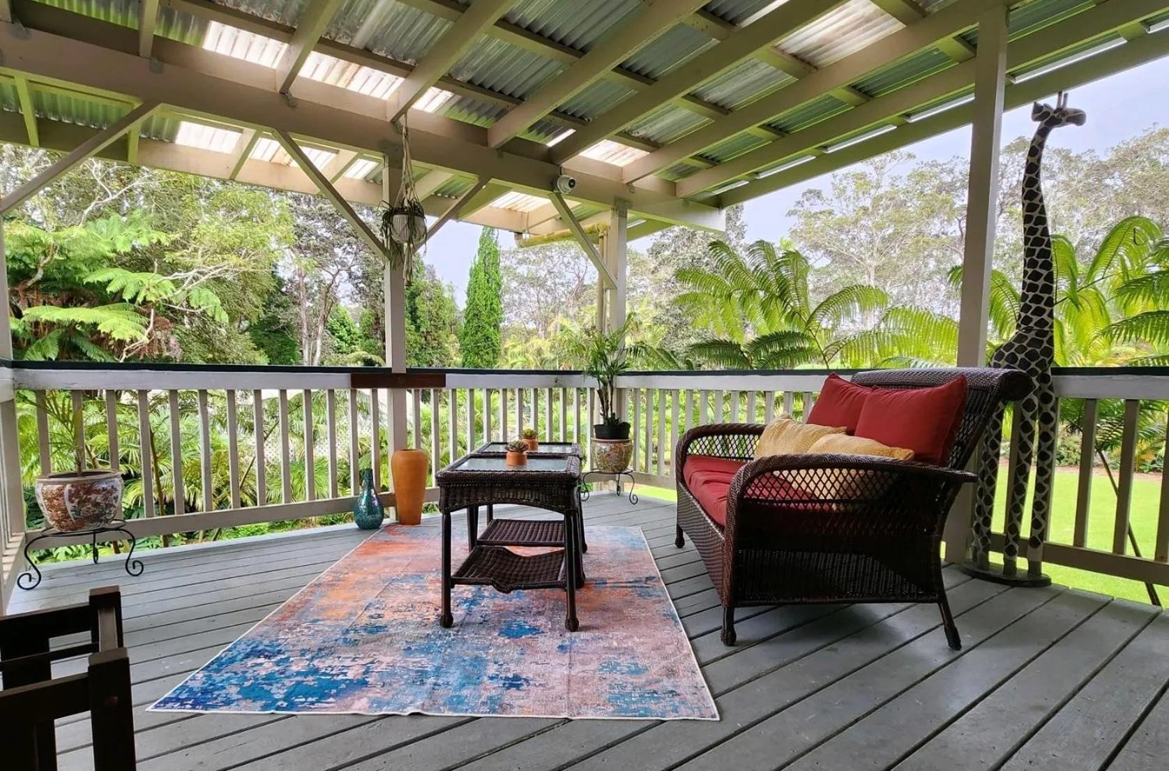 Patio in Aloha Junction Bed and Breakfast -Minutes away from Hawaii Volcanoes National Park