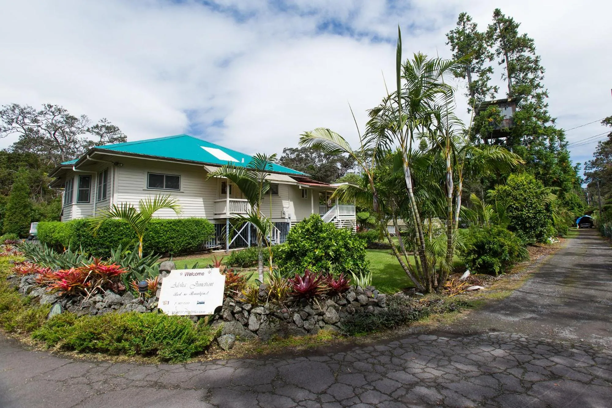 Property building in Aloha Junction Bed and Breakfast -Minutes away from Hawaii Volcanoes National Park