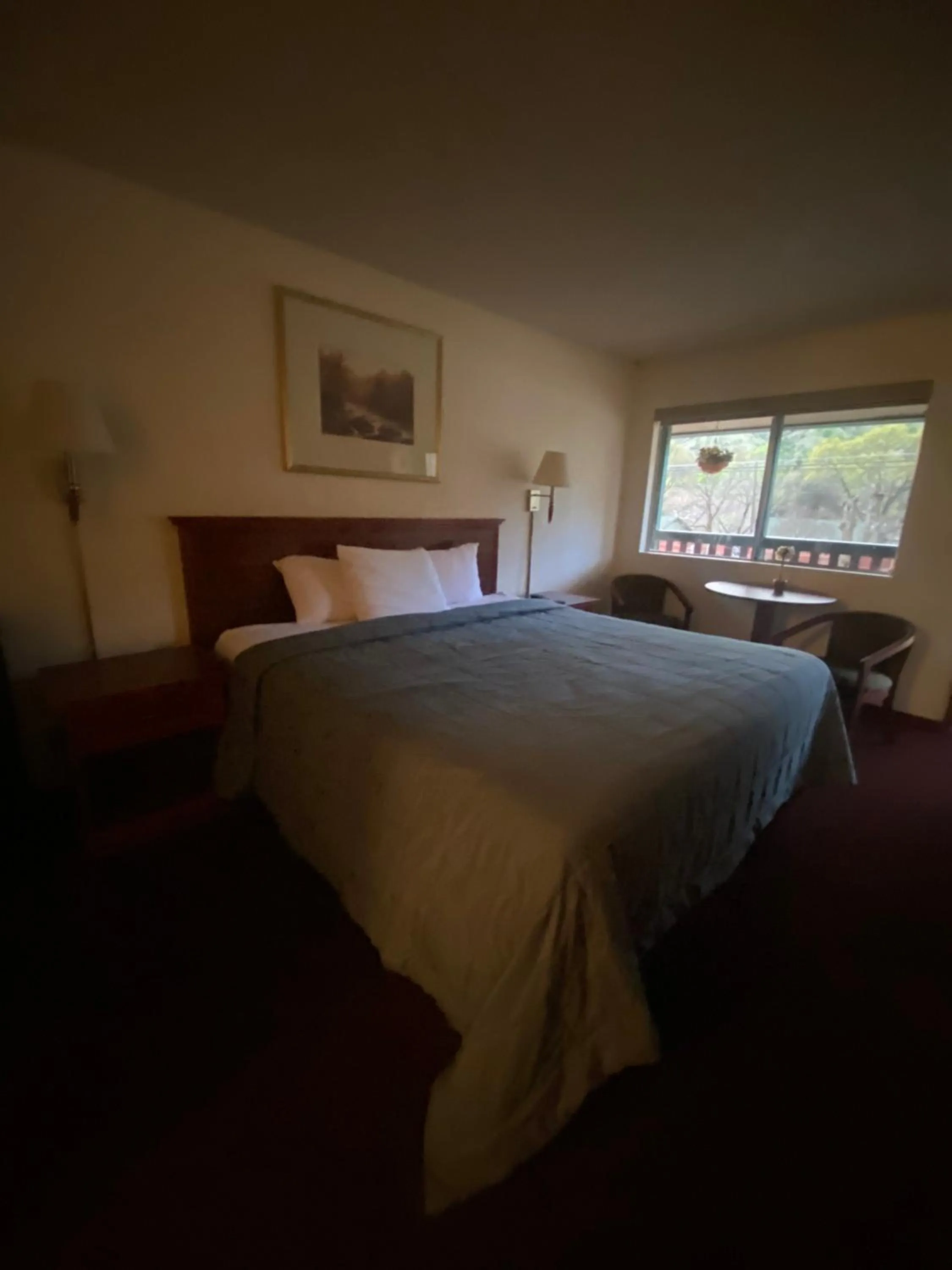 Bedroom, Bed in The River Inn