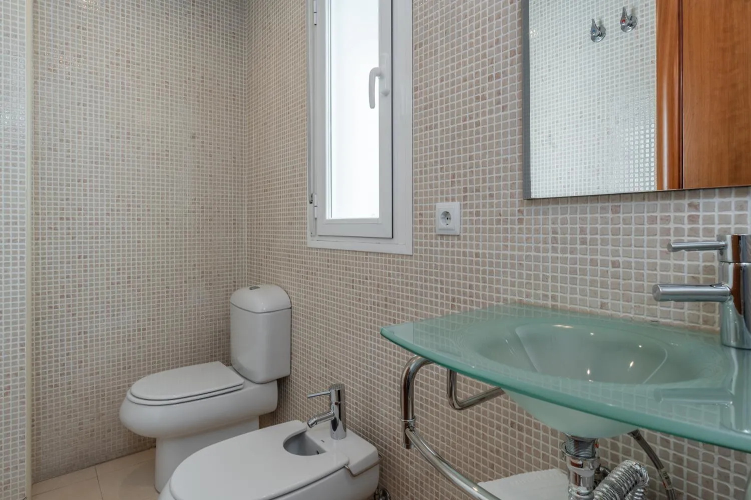 Toilet in tuGuest Corazón de Granada Apartment