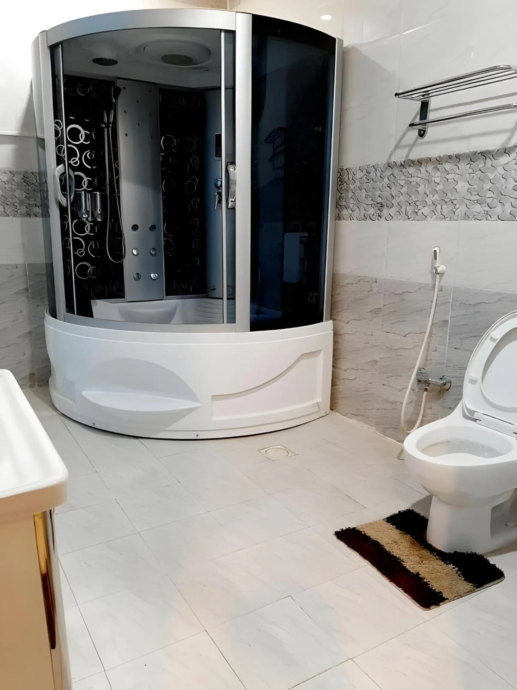 Shower in شقق أهلين ثلاثة للشقق المخدومة