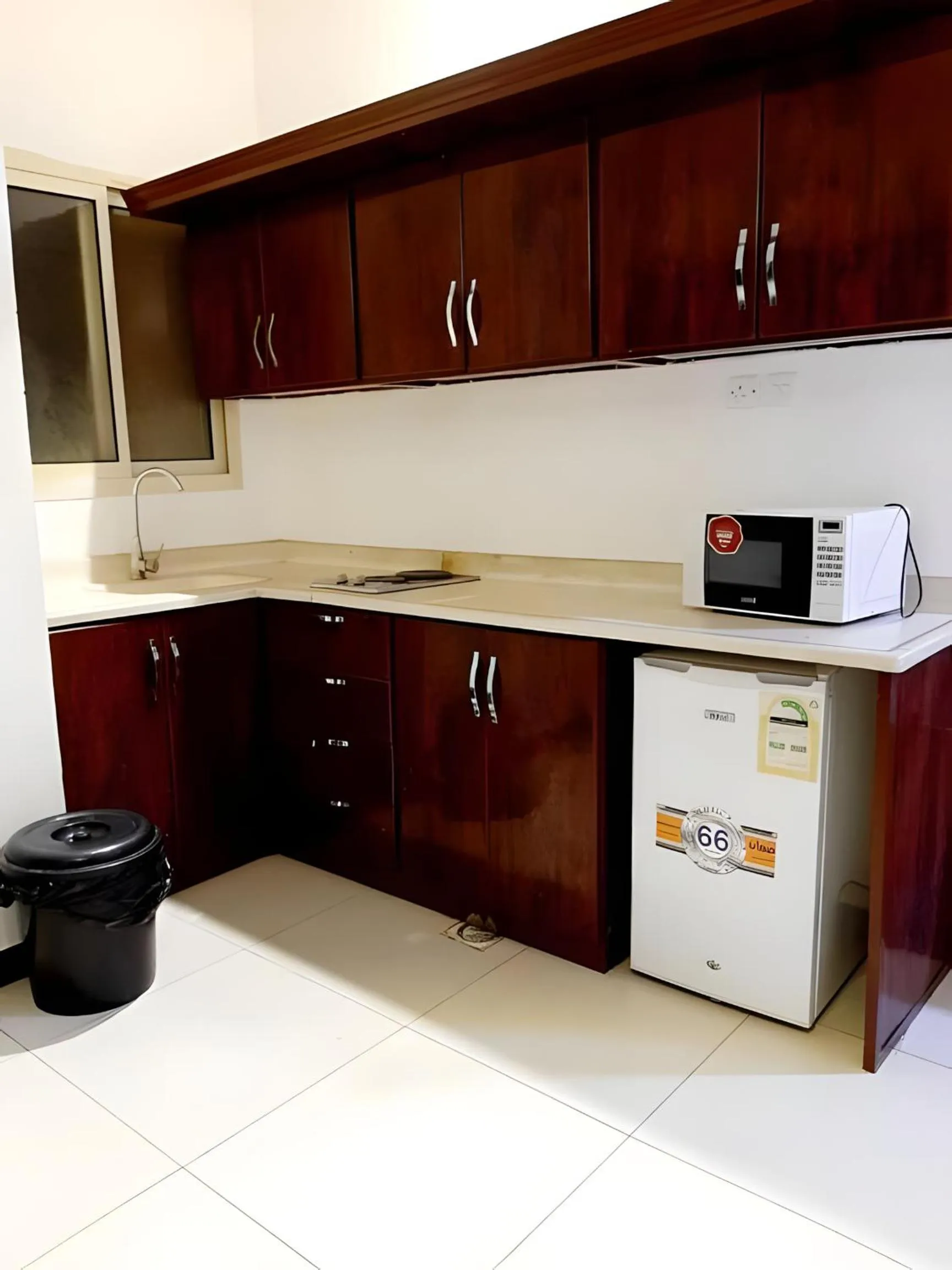 Kitchen or kitchenette in شقق أهلين ثلاثة للشقق المخدومة
