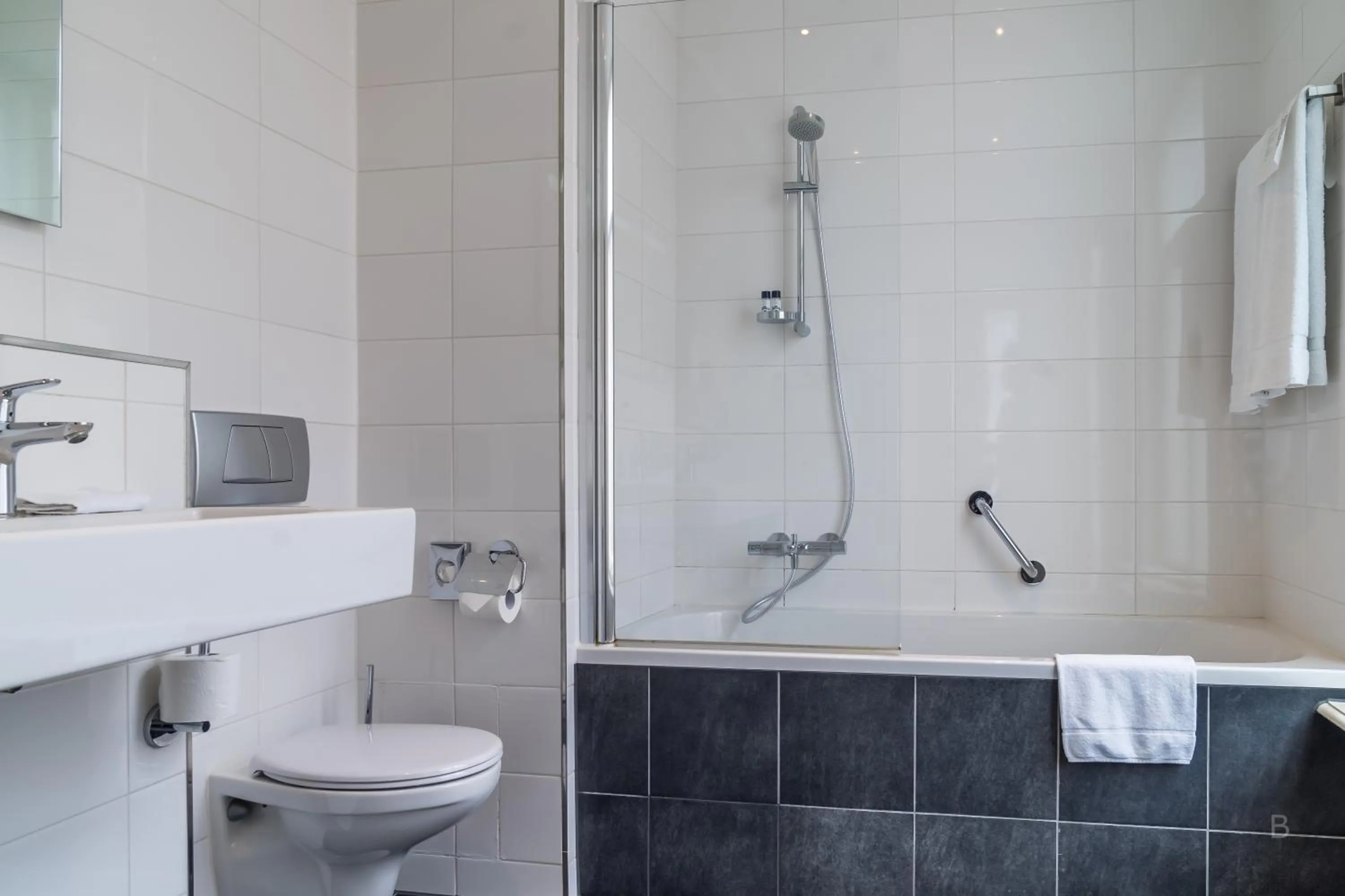 Shower in Hotel Die Port van Cleve