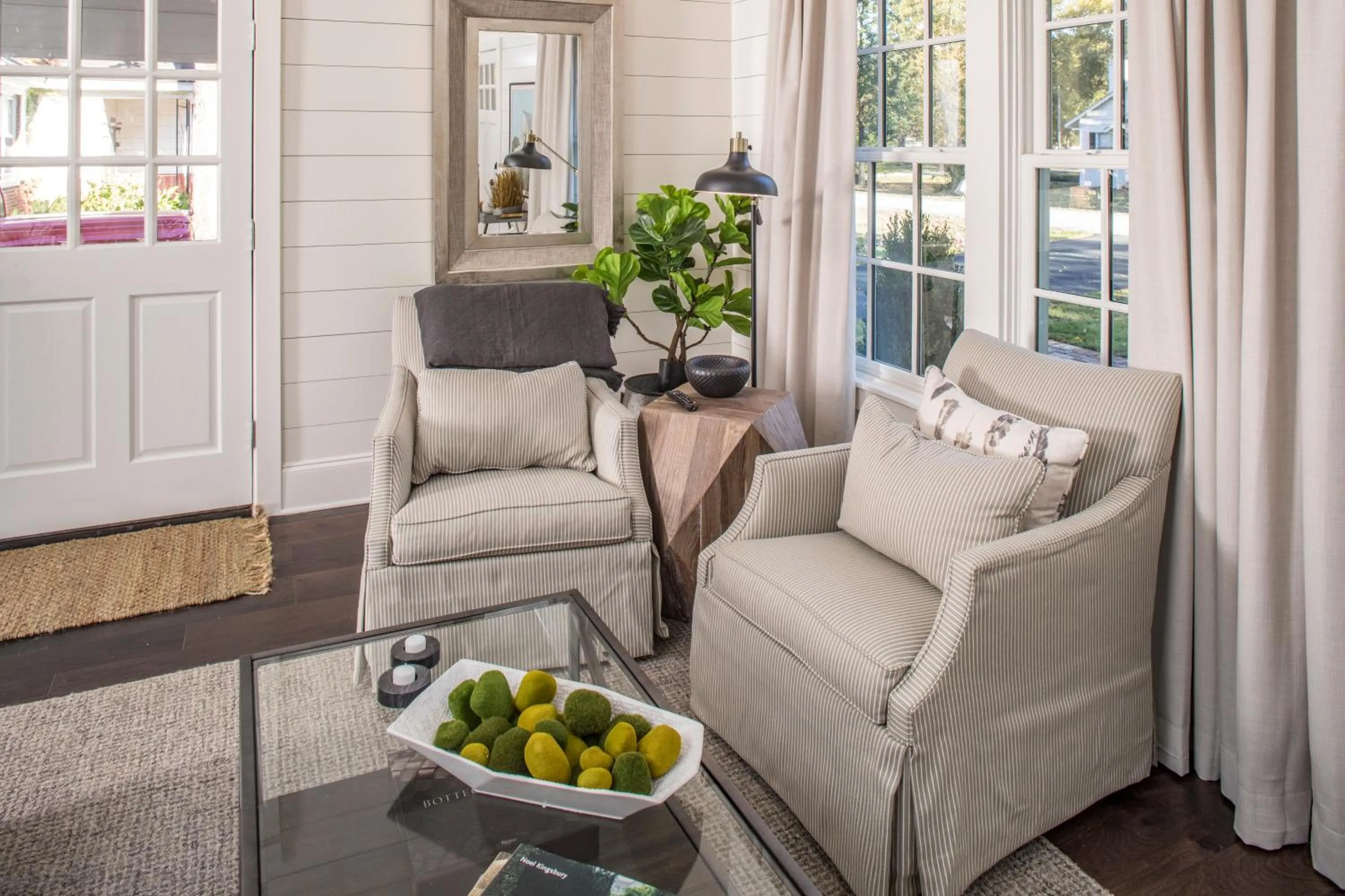 Living room in The Louis Hotel