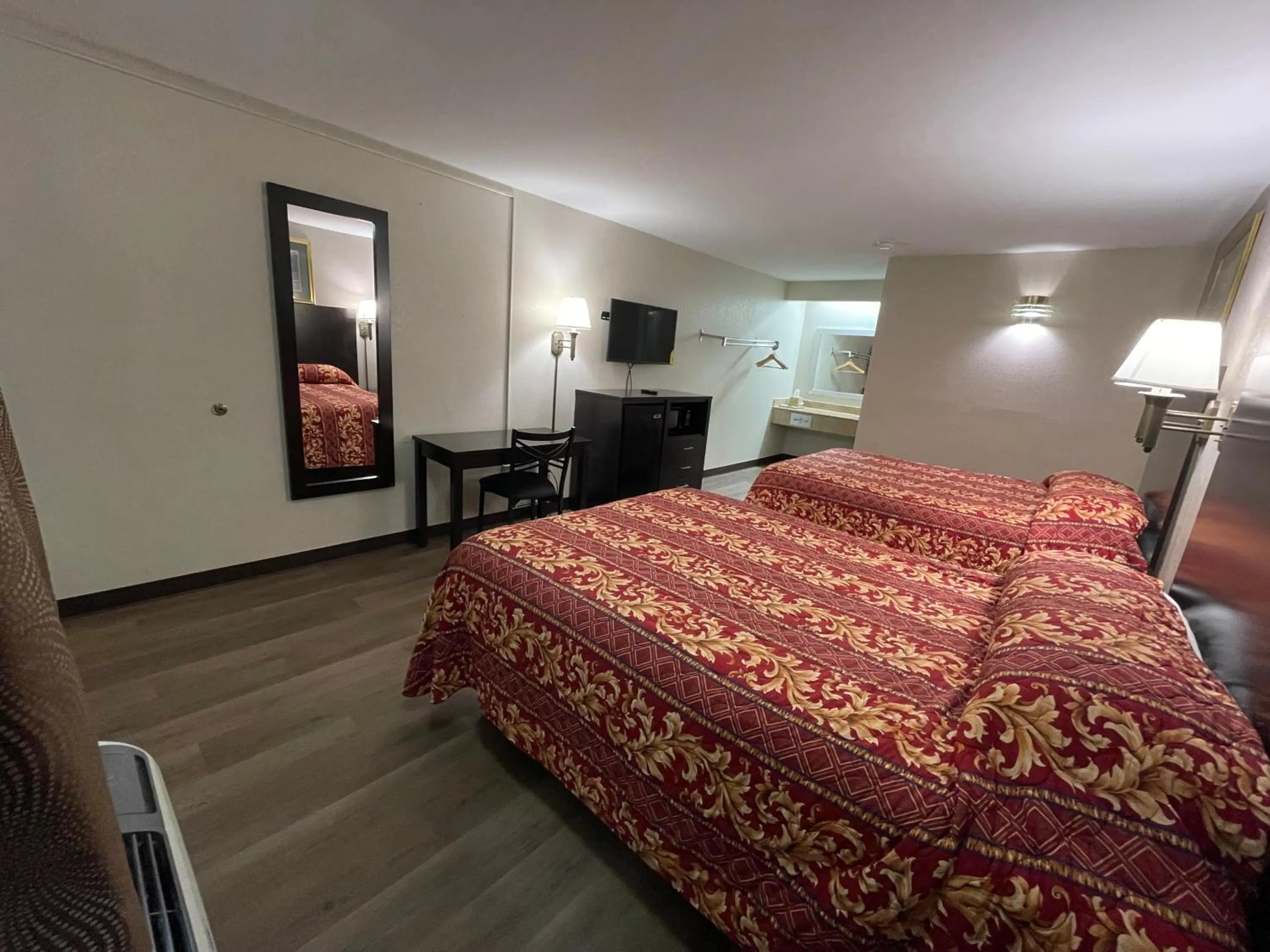 Bed in Royal Inn Motel