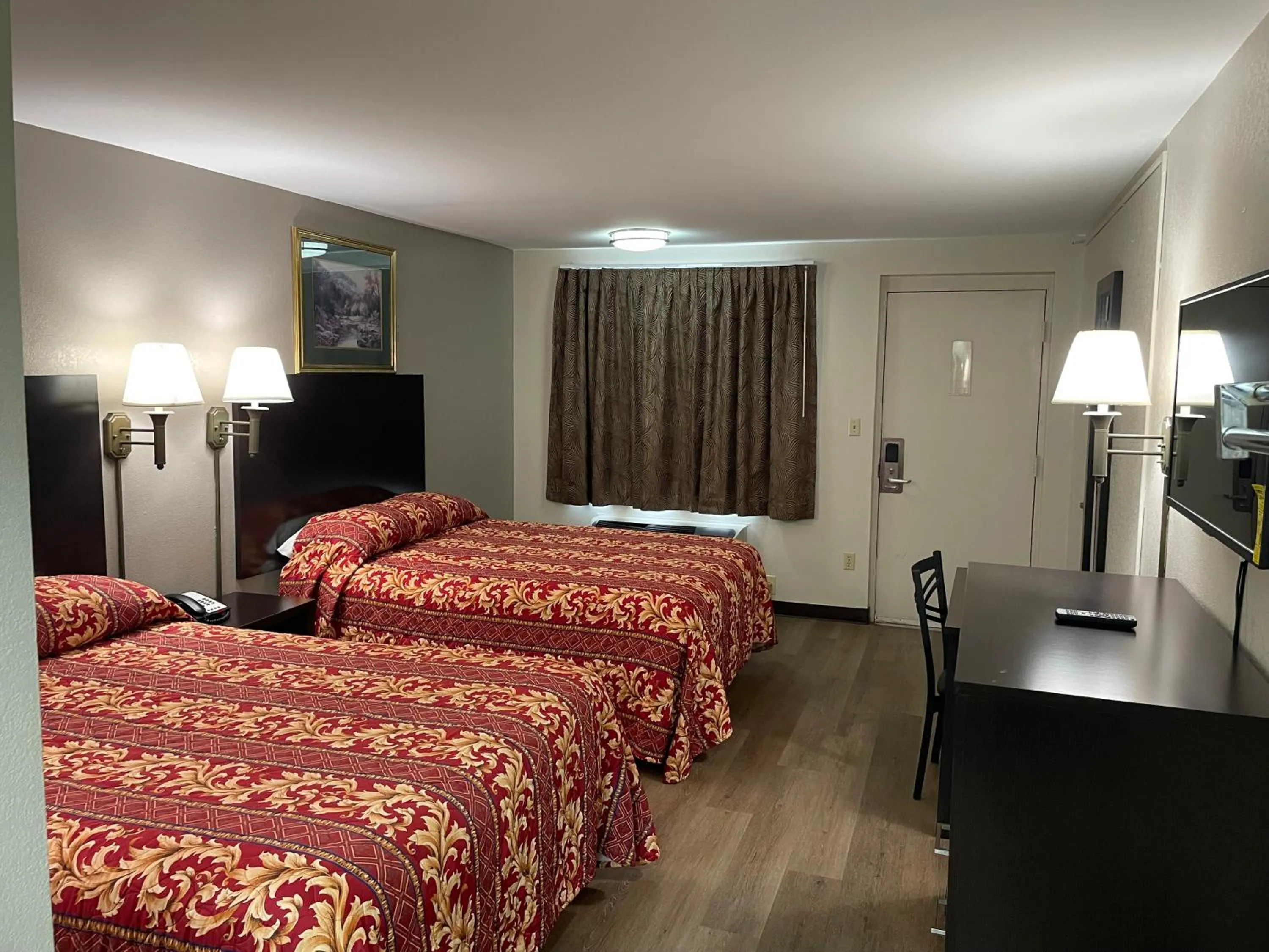 Bed in Royal Inn Motel