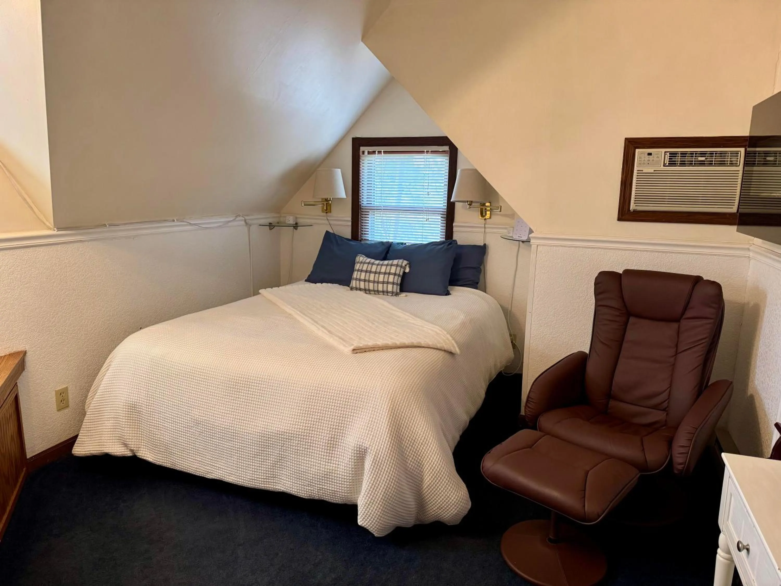 Bedroom, Bed in Otter Creek Eau Claire Altoona