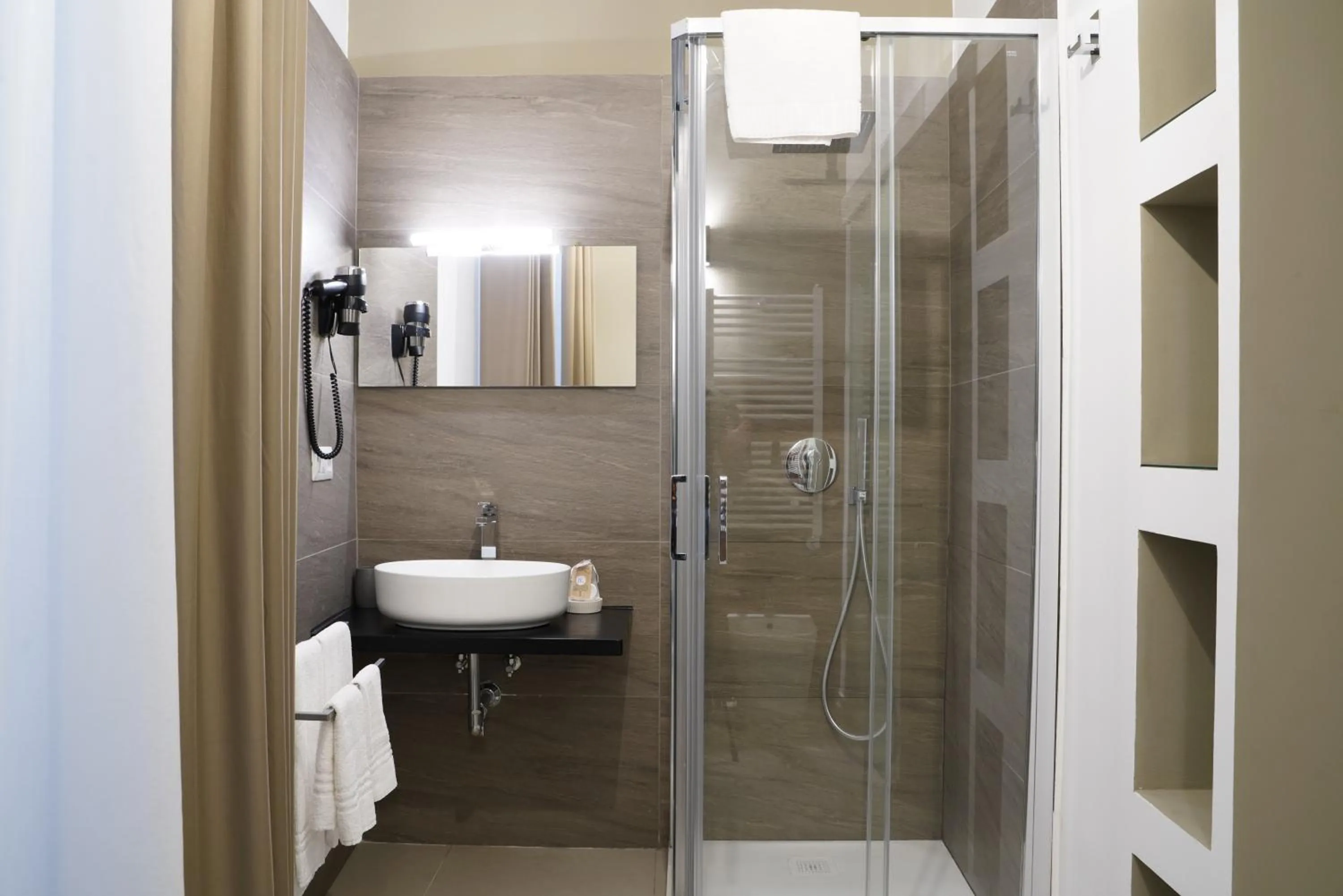 Shower in La Regina del Duomo Catania Centro