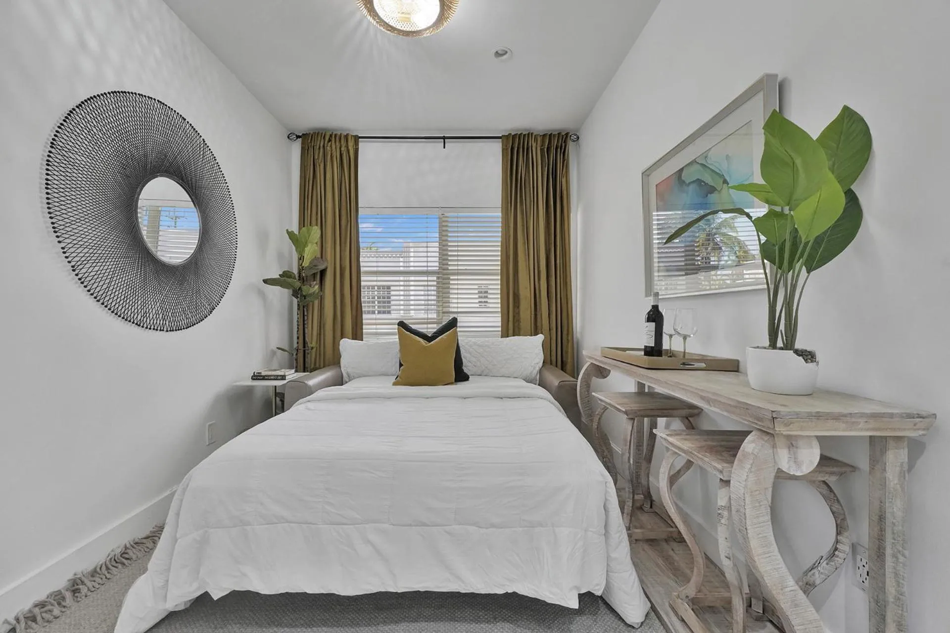 Bed in SOBE MONARCH-WALK TO THE BEACH - OCEAN DRIVE GOOD TIME HOTEL AND ANGLER HOTEL ACROSS THE STREET