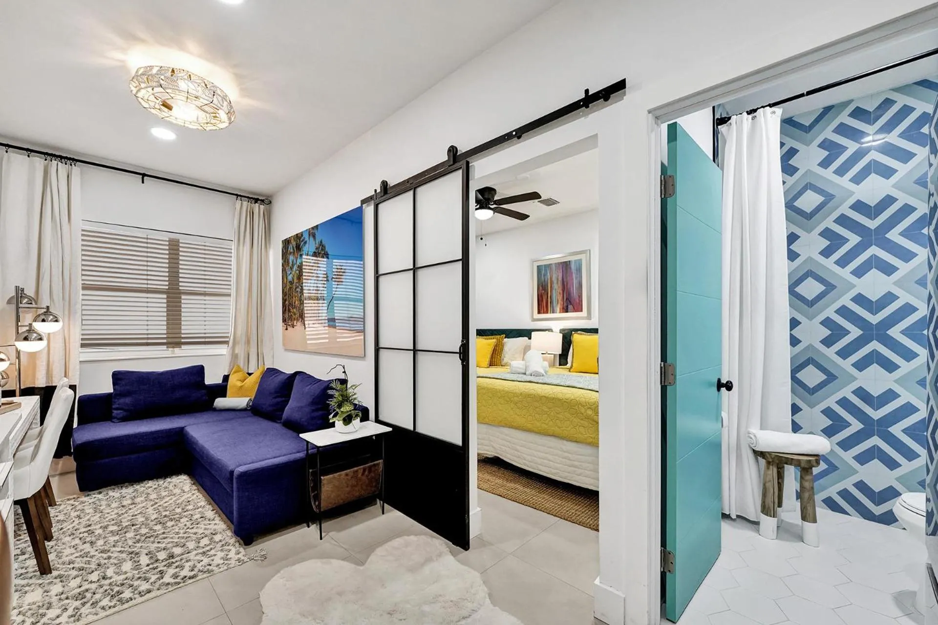 Bed in SOBE MONARCH-WALK TO THE BEACH - OCEAN DRIVE GOOD TIME HOTEL AND ANGLER HOTEL ACROSS THE STREET
