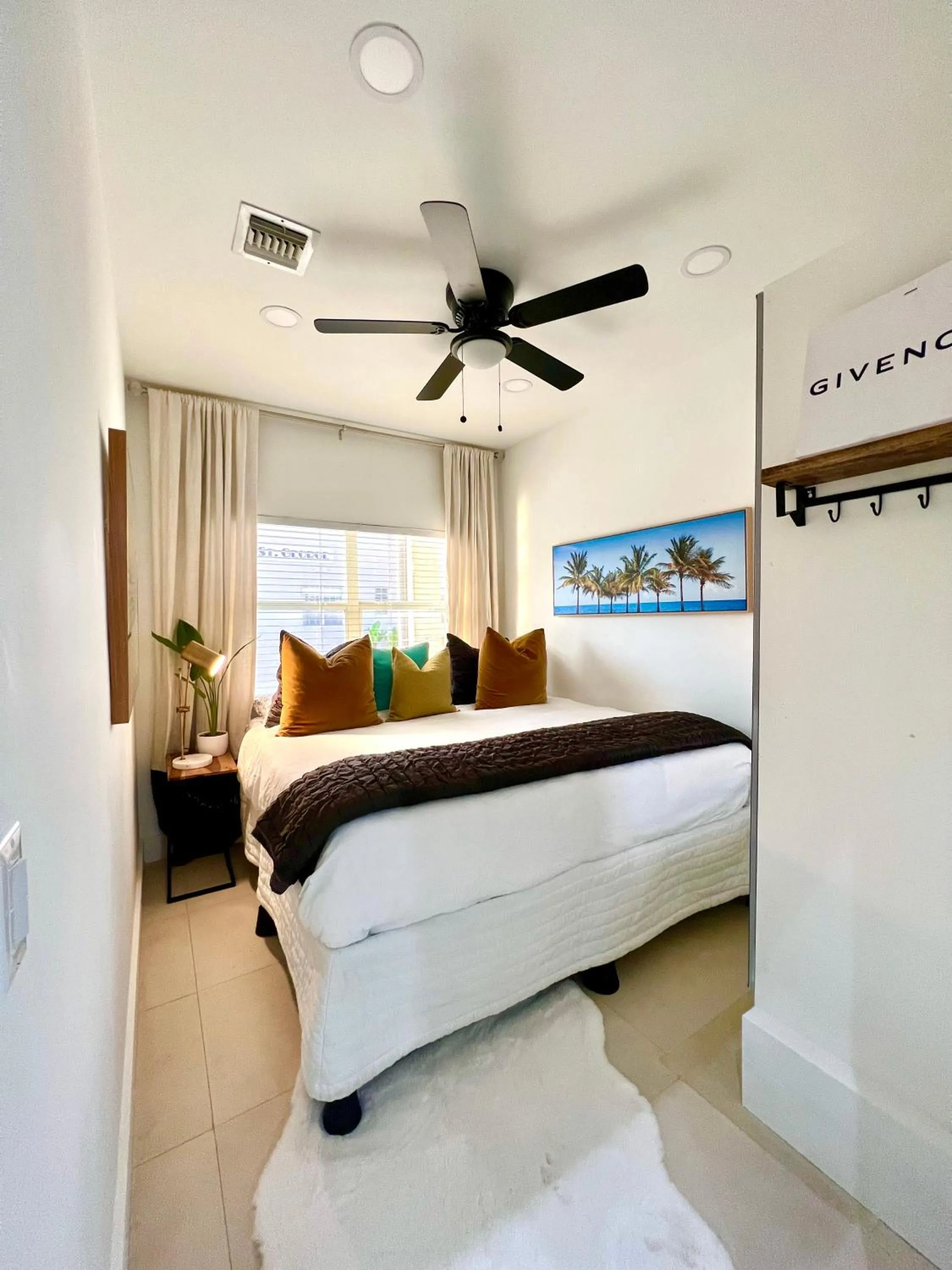 Bed in SOBE MONARCH-WALK TO THE BEACH - OCEAN DRIVE GOOD TIME HOTEL AND ANGLER HOTEL ACROSS THE STREET