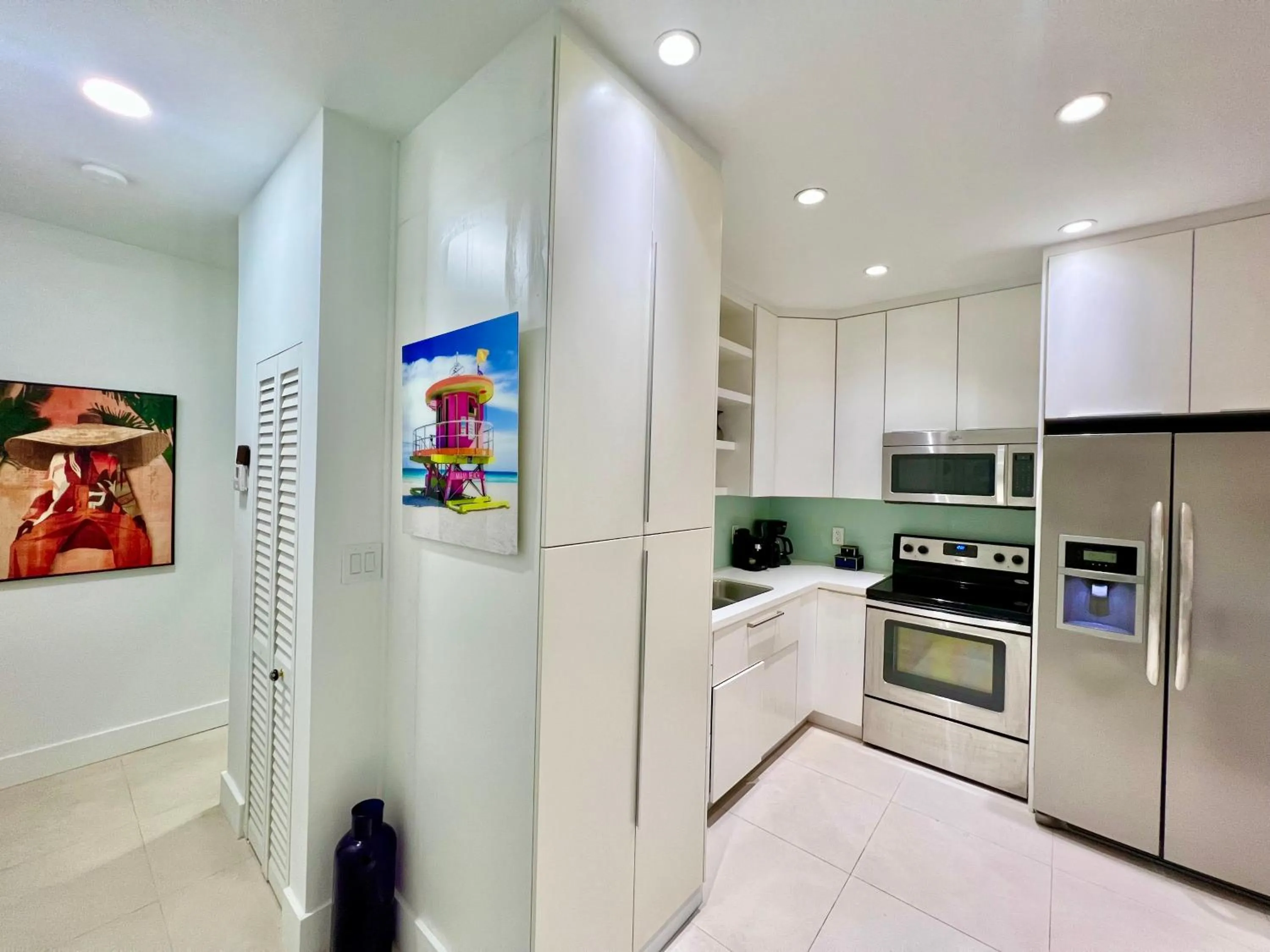 Kitchen or kitchenette in SOBE MONARCH-WALK TO THE BEACH - OCEAN DRIVE GOOD TIME HOTEL AND ANGLER HOTEL ACROSS THE STREET
