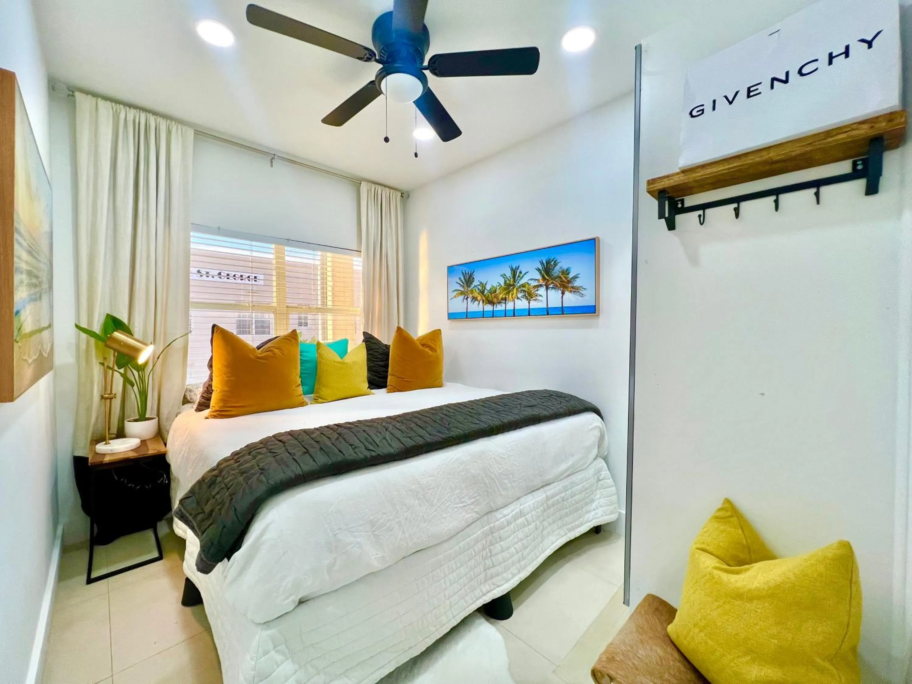 Bed in SOBE MONARCH-WALK TO THE BEACH - OCEAN DRIVE GOOD TIME HOTEL AND ANGLER HOTEL ACROSS THE STREET