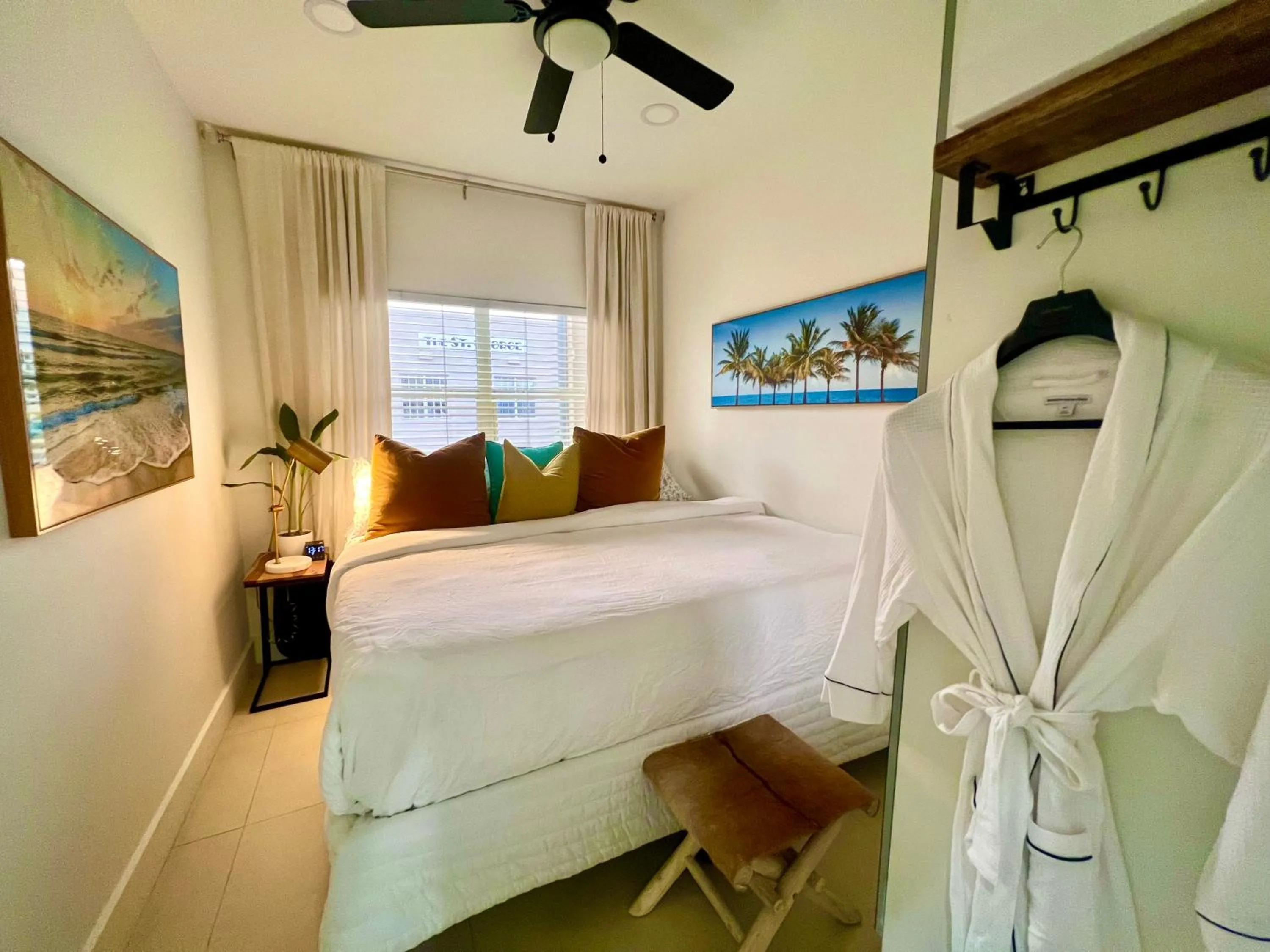 Bed in SOBE MONARCH-WALK TO THE BEACH - OCEAN DRIVE GOOD TIME HOTEL AND ANGLER HOTEL ACROSS THE STREET