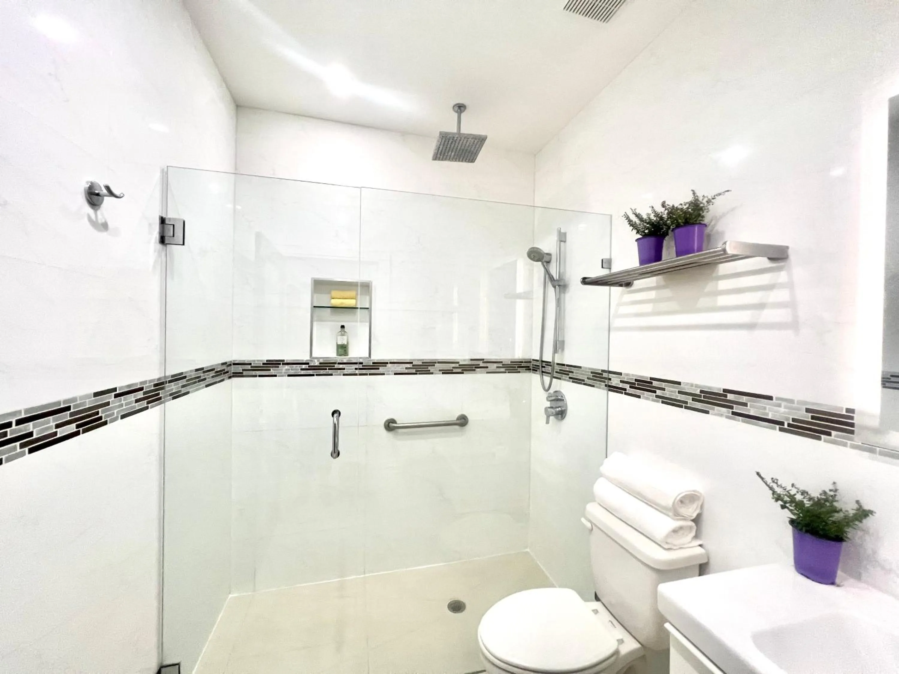 Shower in SOBE MONARCH-WALK TO THE BEACH - OCEAN DRIVE GOOD TIME HOTEL AND ANGLER HOTEL ACROSS THE STREET
