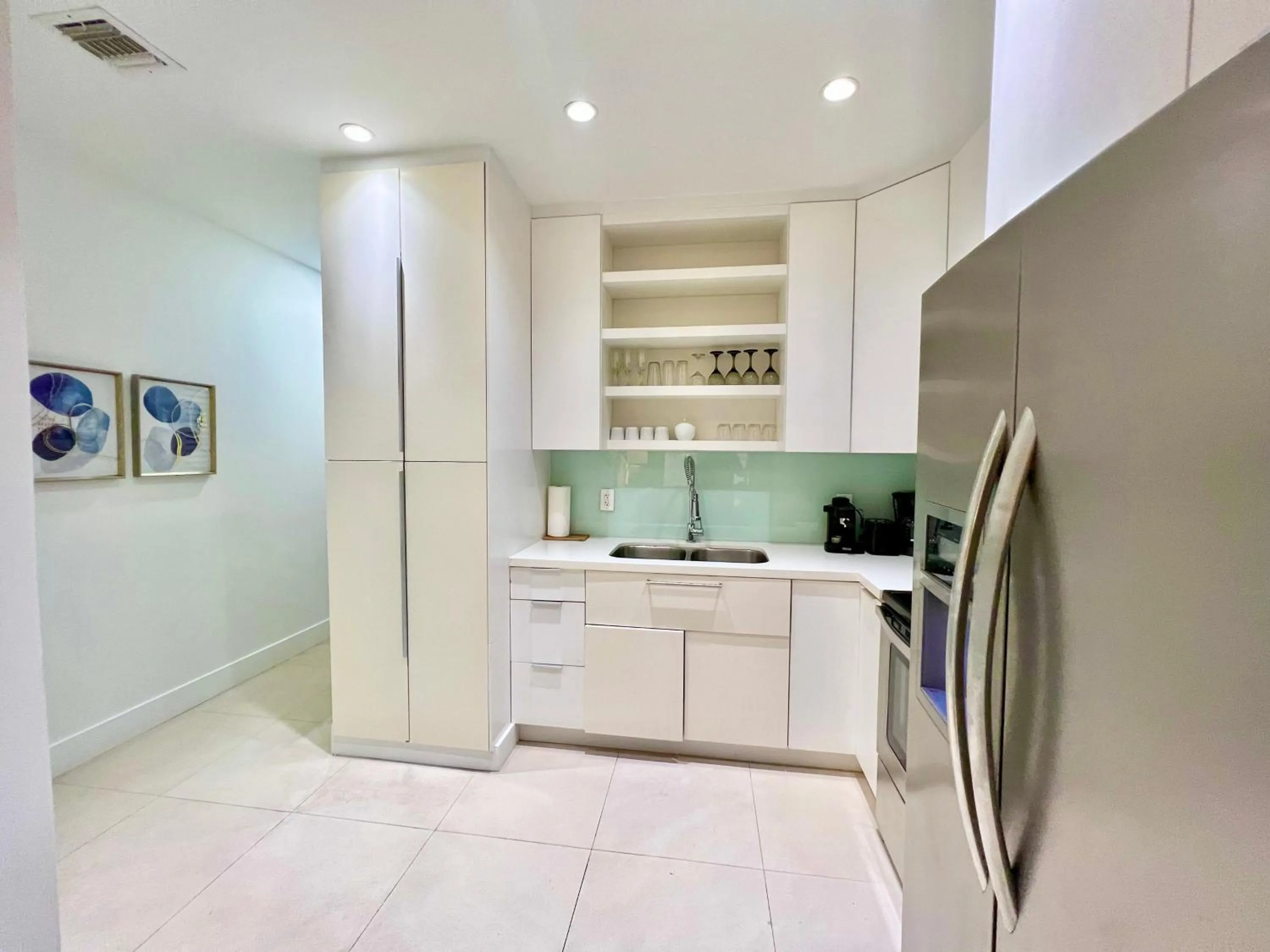 Kitchen or kitchenette in SOBE MONARCH-WALK TO THE BEACH - OCEAN DRIVE GOOD TIME HOTEL AND ANGLER HOTEL ACROSS THE STREET