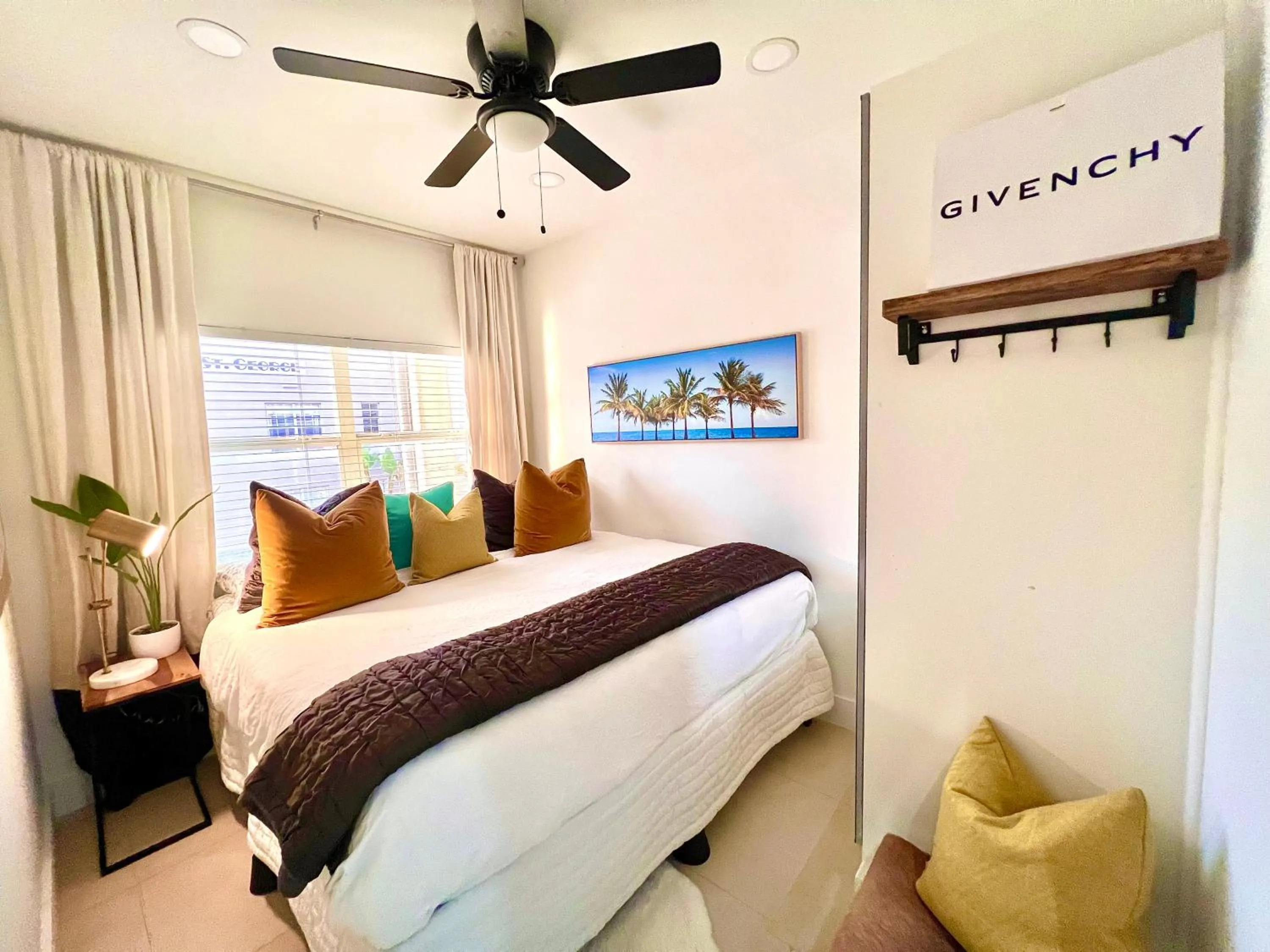 Bed in SOBE MONARCH-WALK TO THE BEACH - OCEAN DRIVE GOOD TIME HOTEL AND ANGLER HOTEL ACROSS THE STREET