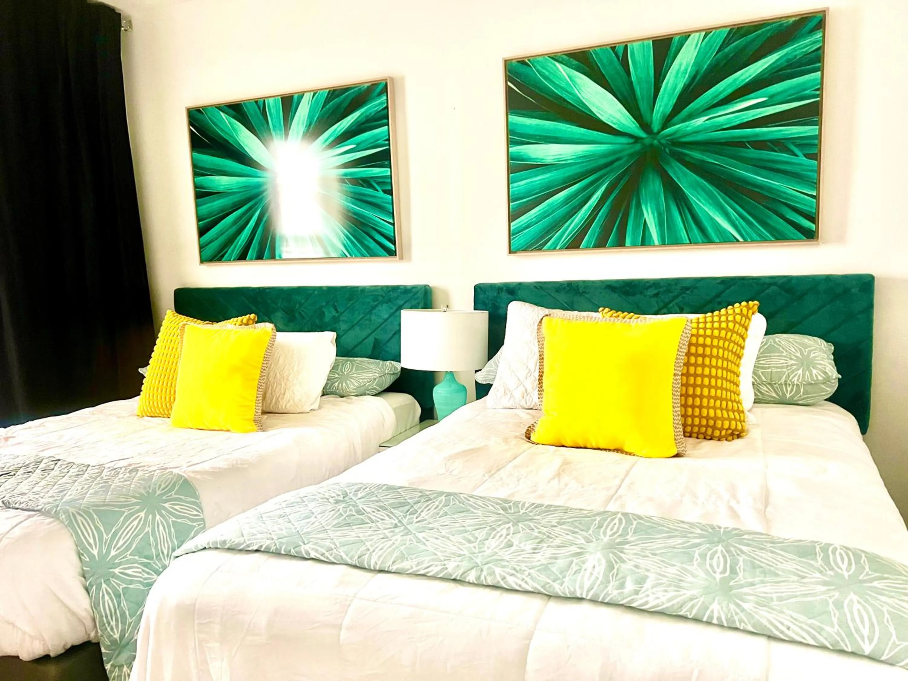 Bed in SOBE MONARCH-WALK TO THE BEACH - OCEAN DRIVE GOOD TIME HOTEL AND ANGLER HOTEL ACROSS THE STREET