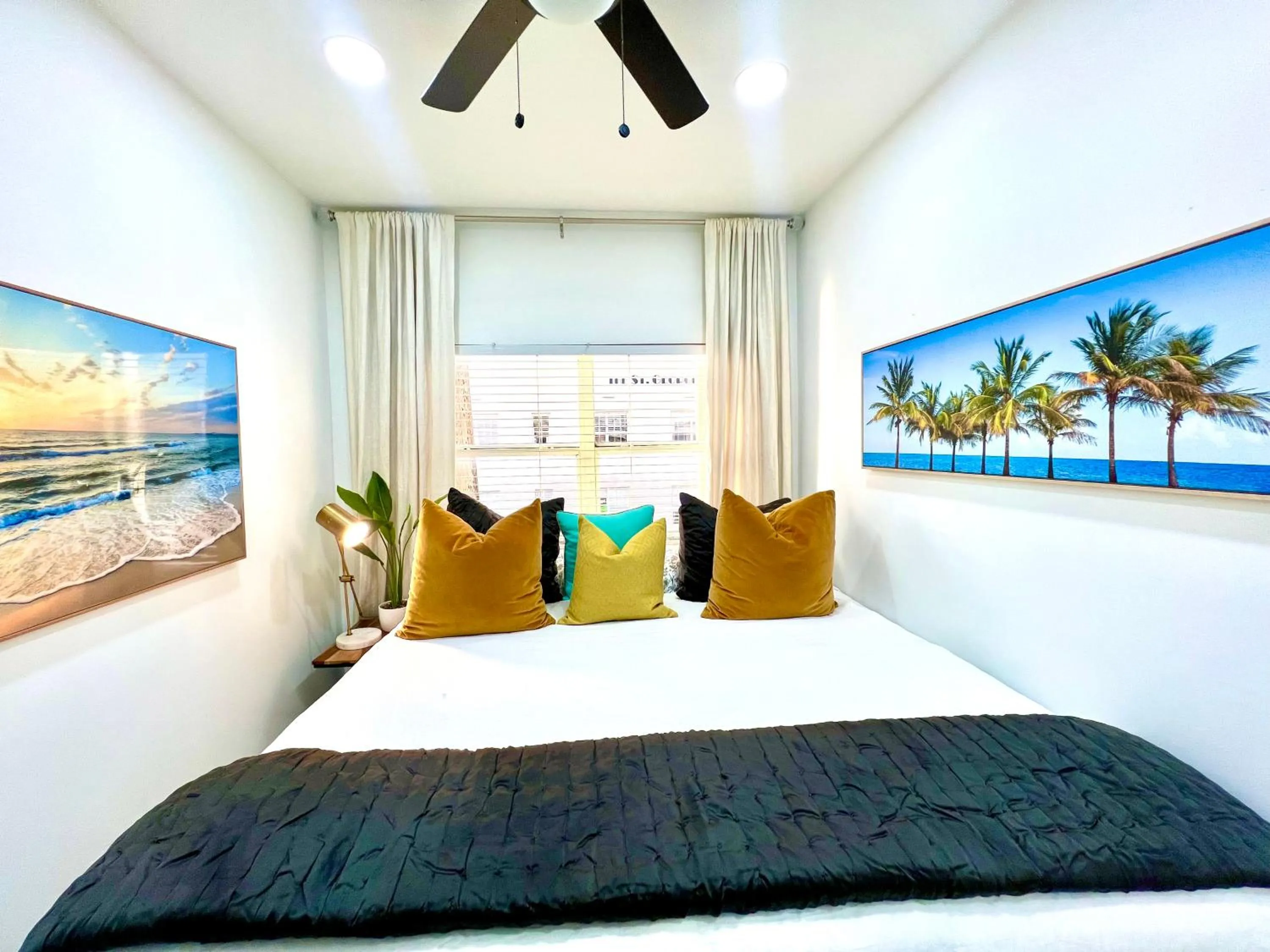 Bed in SOBE MONARCH-WALK TO THE BEACH - OCEAN DRIVE GOOD TIME HOTEL AND ANGLER HOTEL ACROSS THE STREET