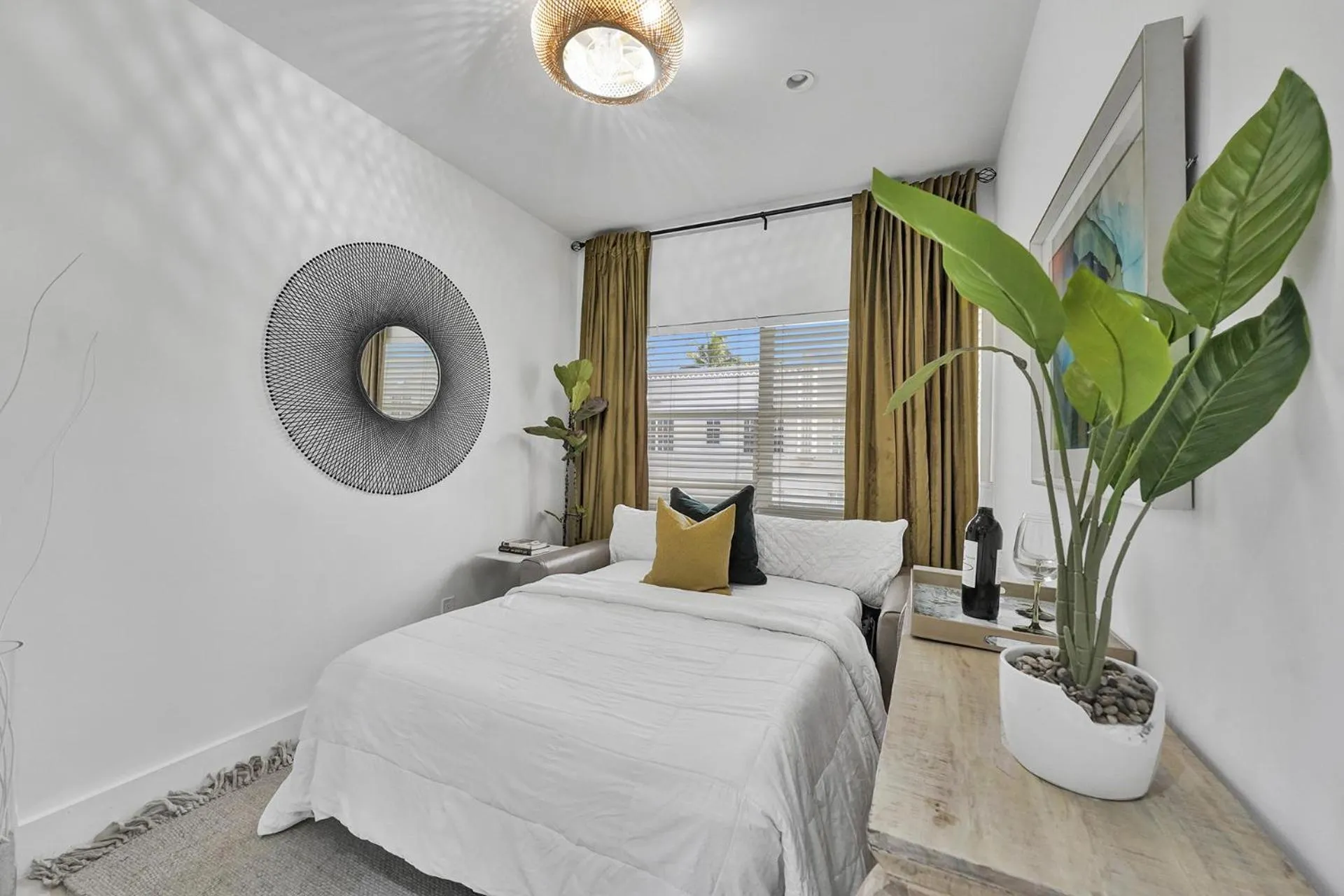 Bed in SOBE MONARCH-WALK TO THE BEACH - OCEAN DRIVE GOOD TIME HOTEL AND ANGLER HOTEL ACROSS THE STREET