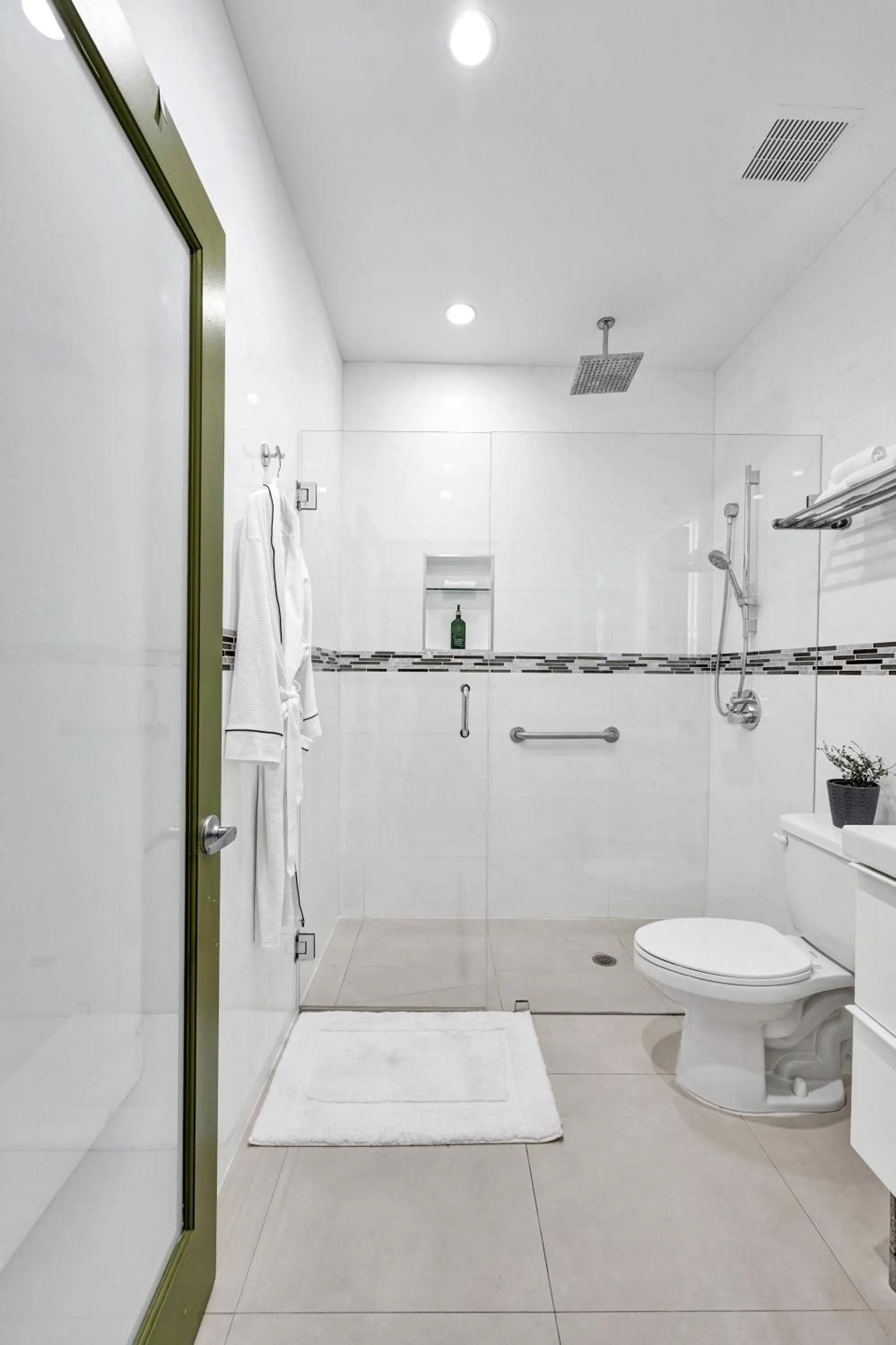 Shower in SOBE MONARCH-WALK TO THE BEACH - OCEAN DRIVE GOOD TIME HOTEL AND ANGLER HOTEL ACROSS THE STREET