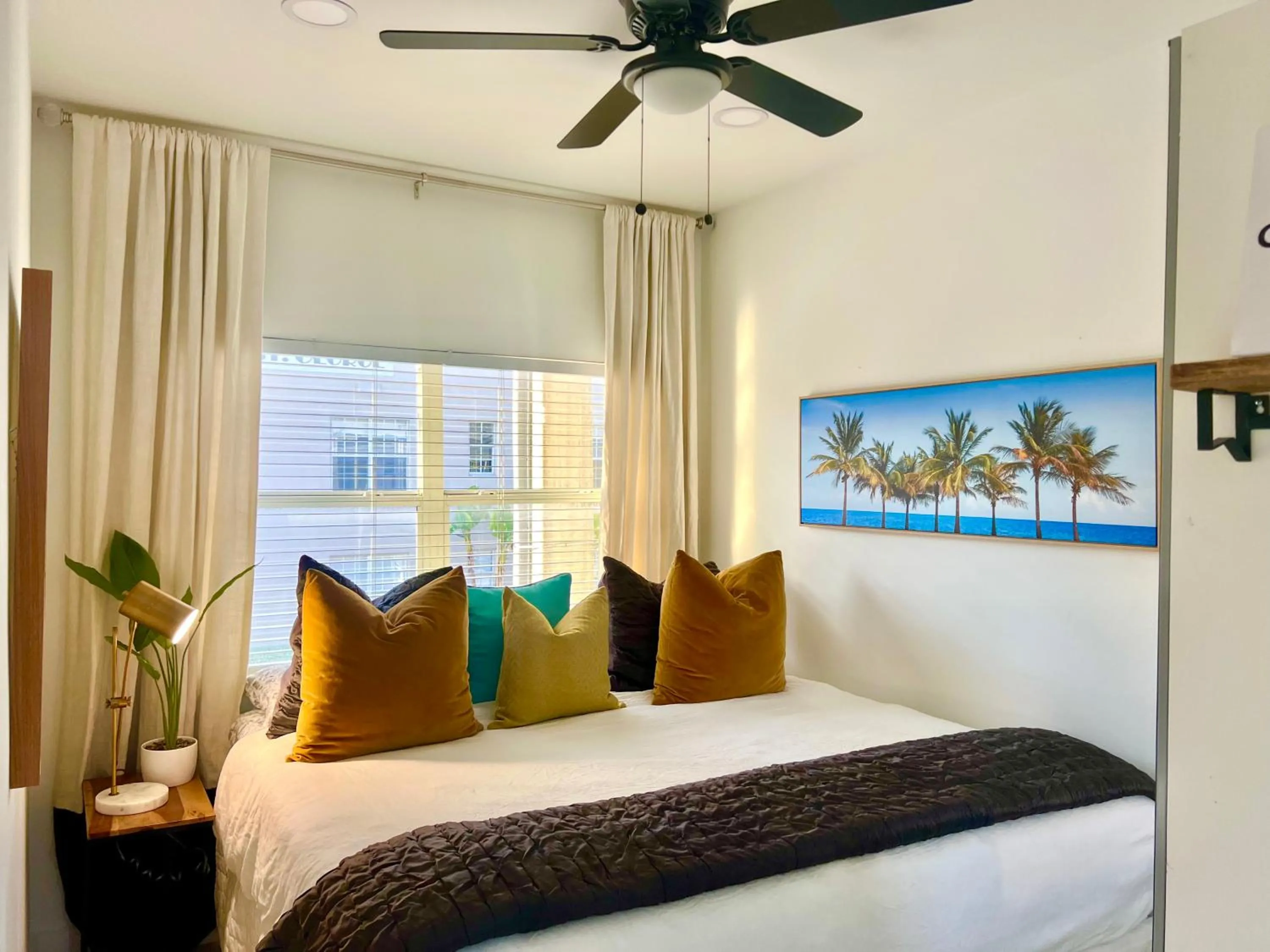 Bed in SOBE MONARCH-WALK TO THE BEACH - OCEAN DRIVE GOOD TIME HOTEL AND ANGLER HOTEL ACROSS THE STREET