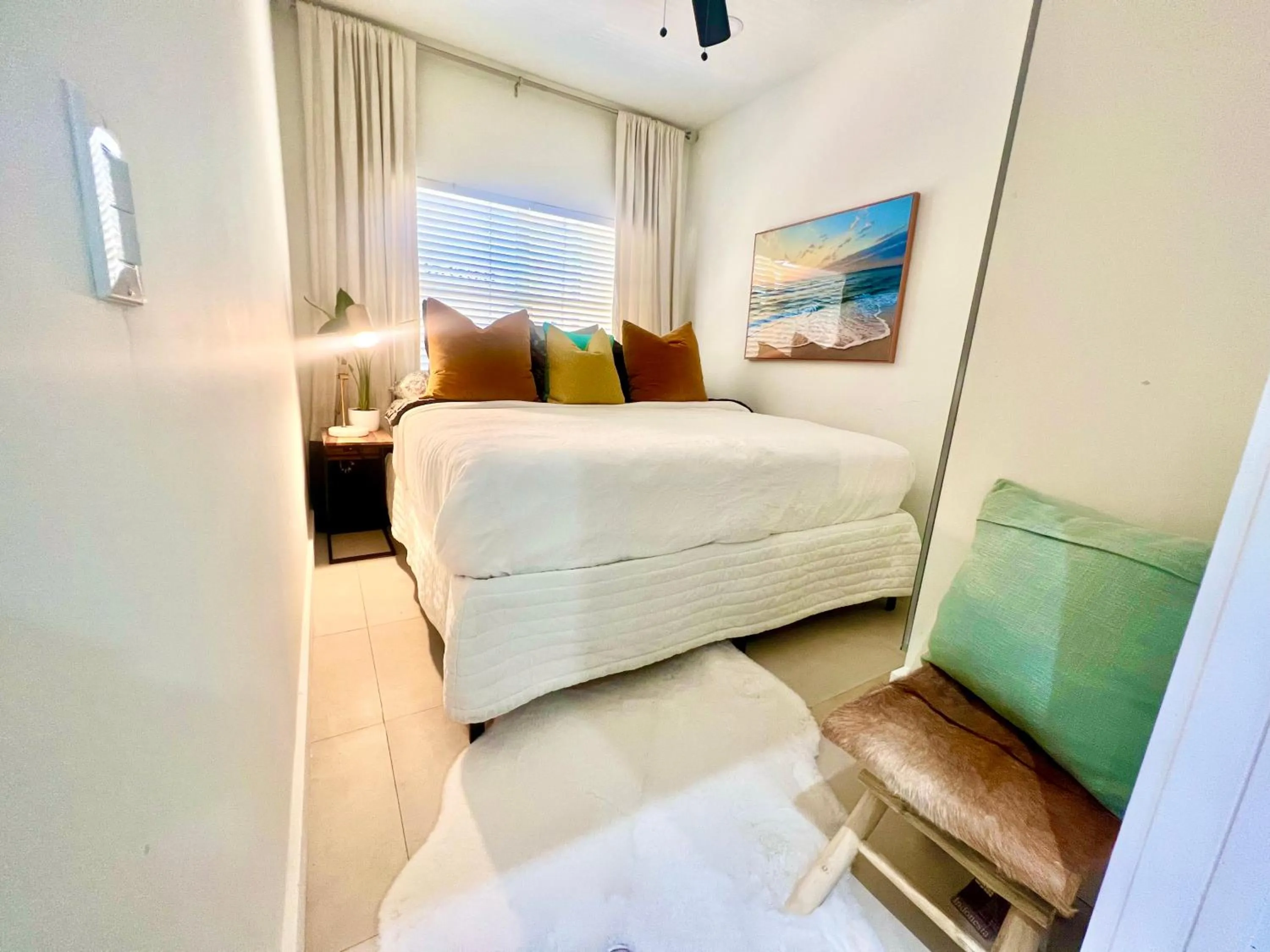 Bed in SOBE MONARCH-WALK TO THE BEACH - OCEAN DRIVE GOOD TIME HOTEL AND ANGLER HOTEL ACROSS THE STREET