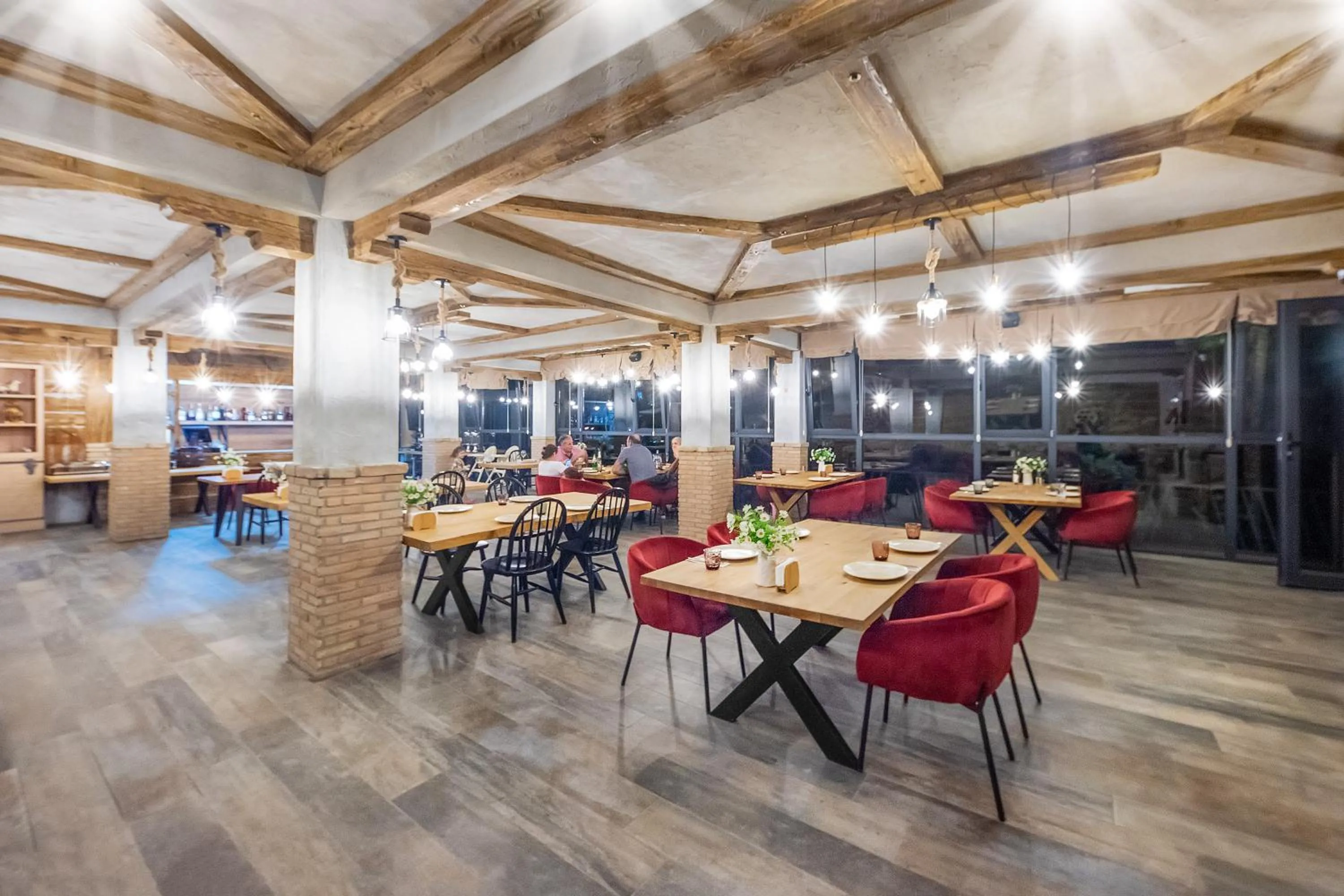 Restaurant/places to eat in Solo Grand Boshuri Hotel Wellness Resort