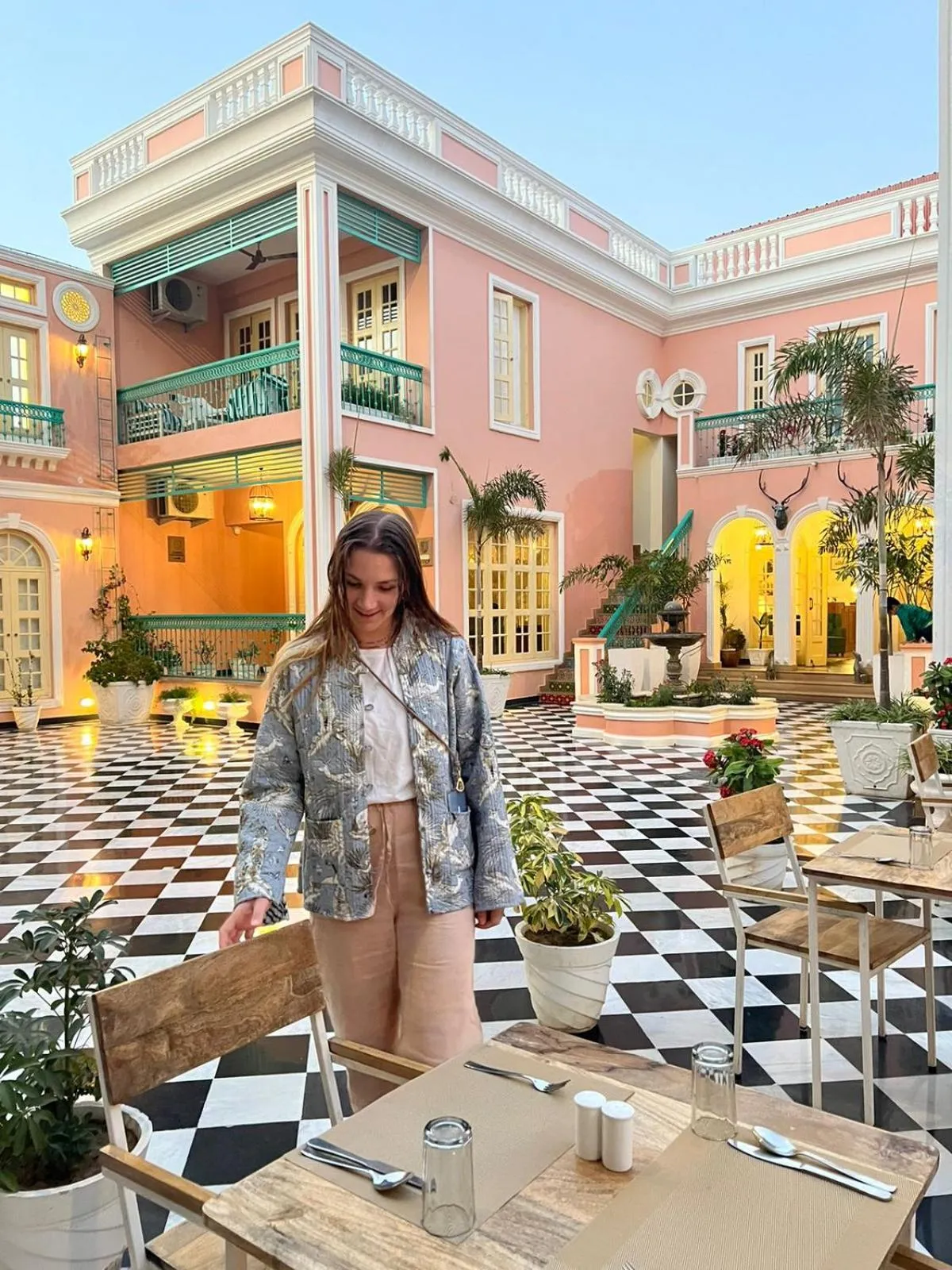 HOTEL WHITE RABBIT
