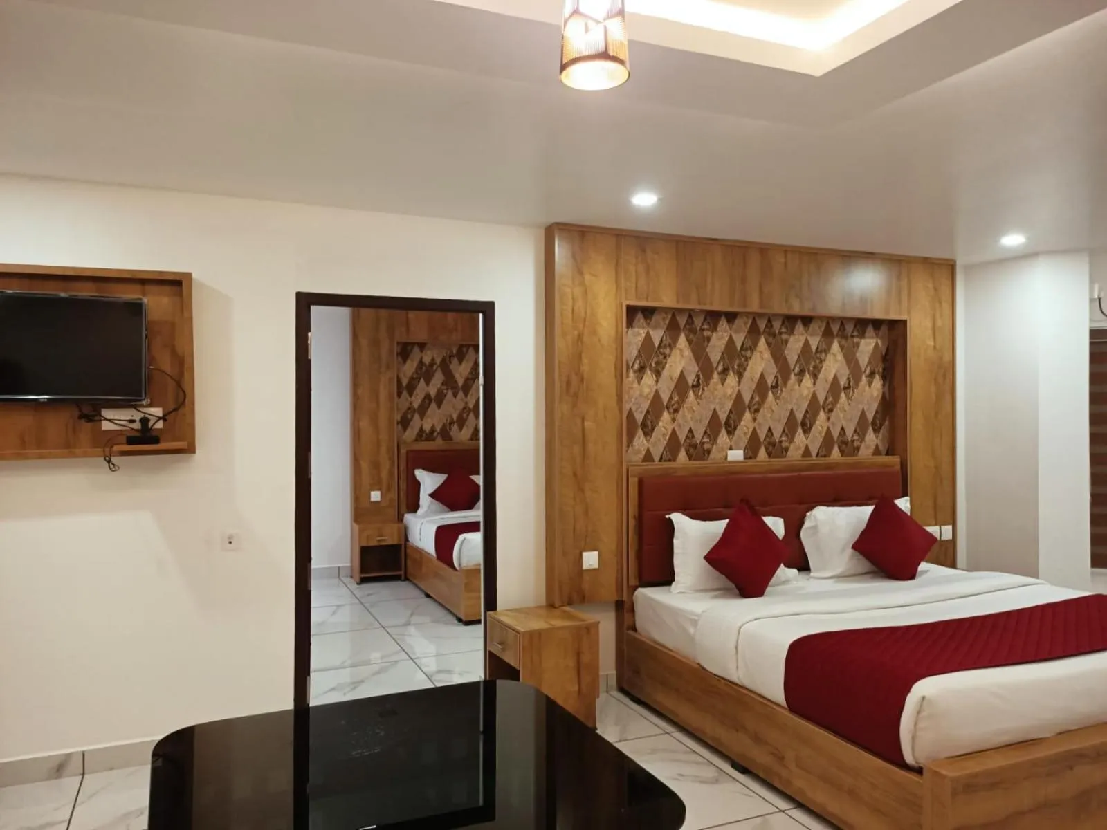 Photo of the whole room, Bed in Mayo Suites