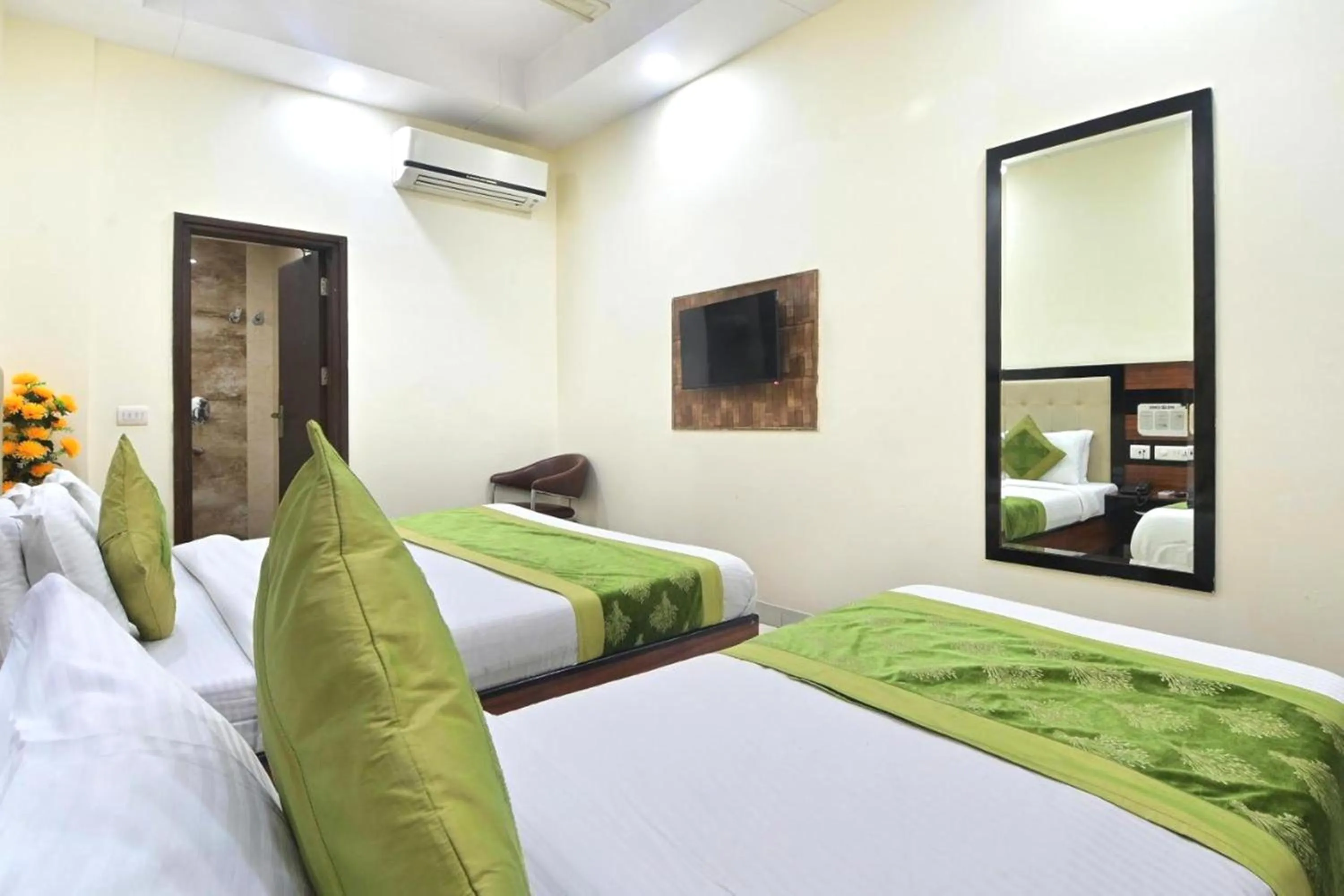 TV and multimedia, Bed in Hotel Emporio Near New Delhi Railway Station - Paharganj