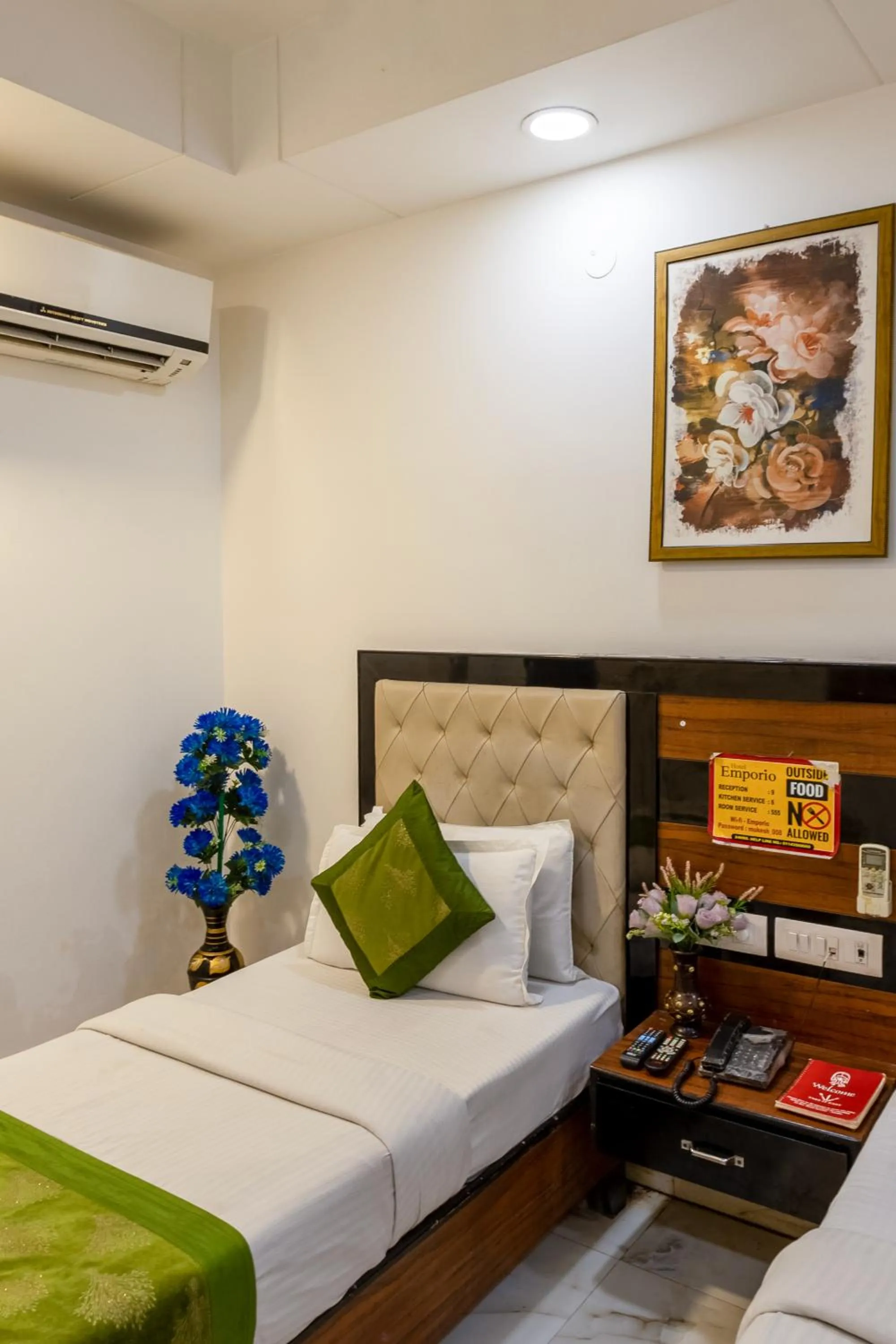 Bed in Hotel Emporio Near New Delhi Railway Station - Paharganj