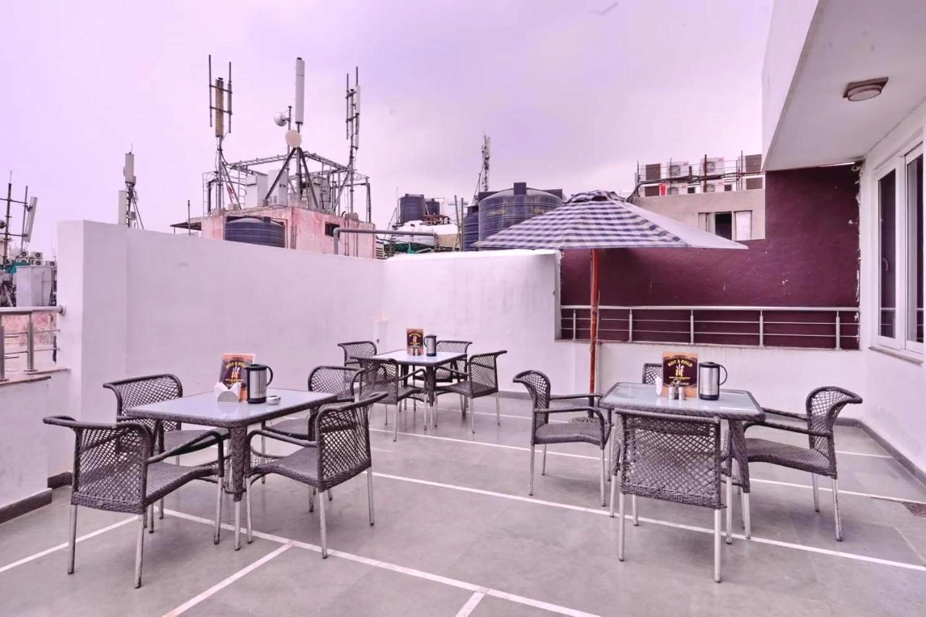Restaurant/places to eat in Hotel Emporio Near New Delhi Railway Station - Paharganj