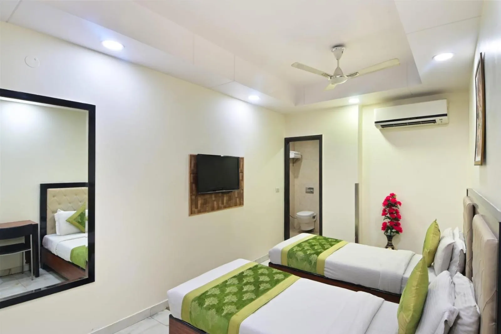 Bedroom, Bed in Hotel Emporio Near New Delhi Railway Station - Paharganj