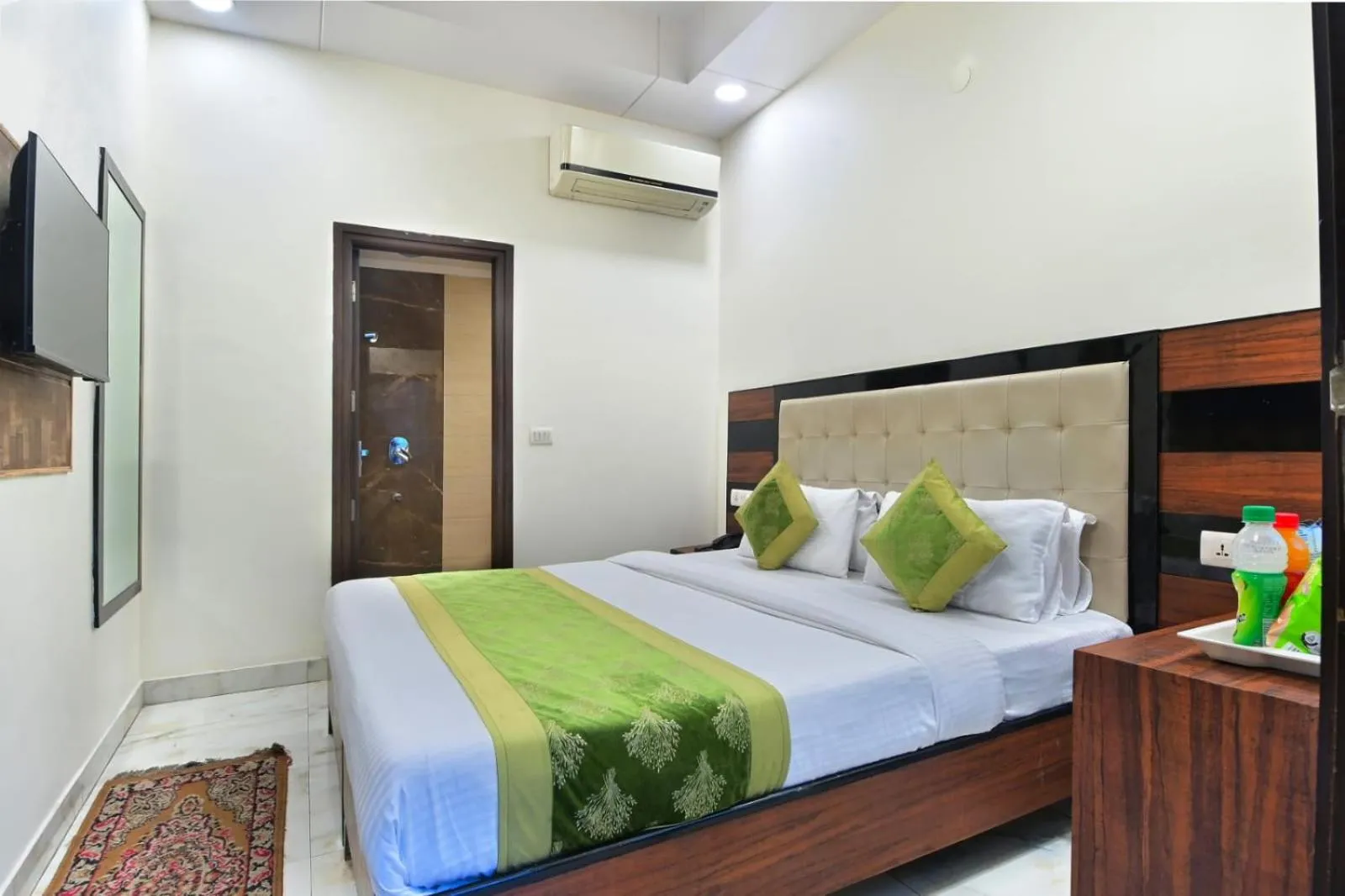 TV and multimedia, Bed in Hotel Emporio Near New Delhi Railway Station - Paharganj