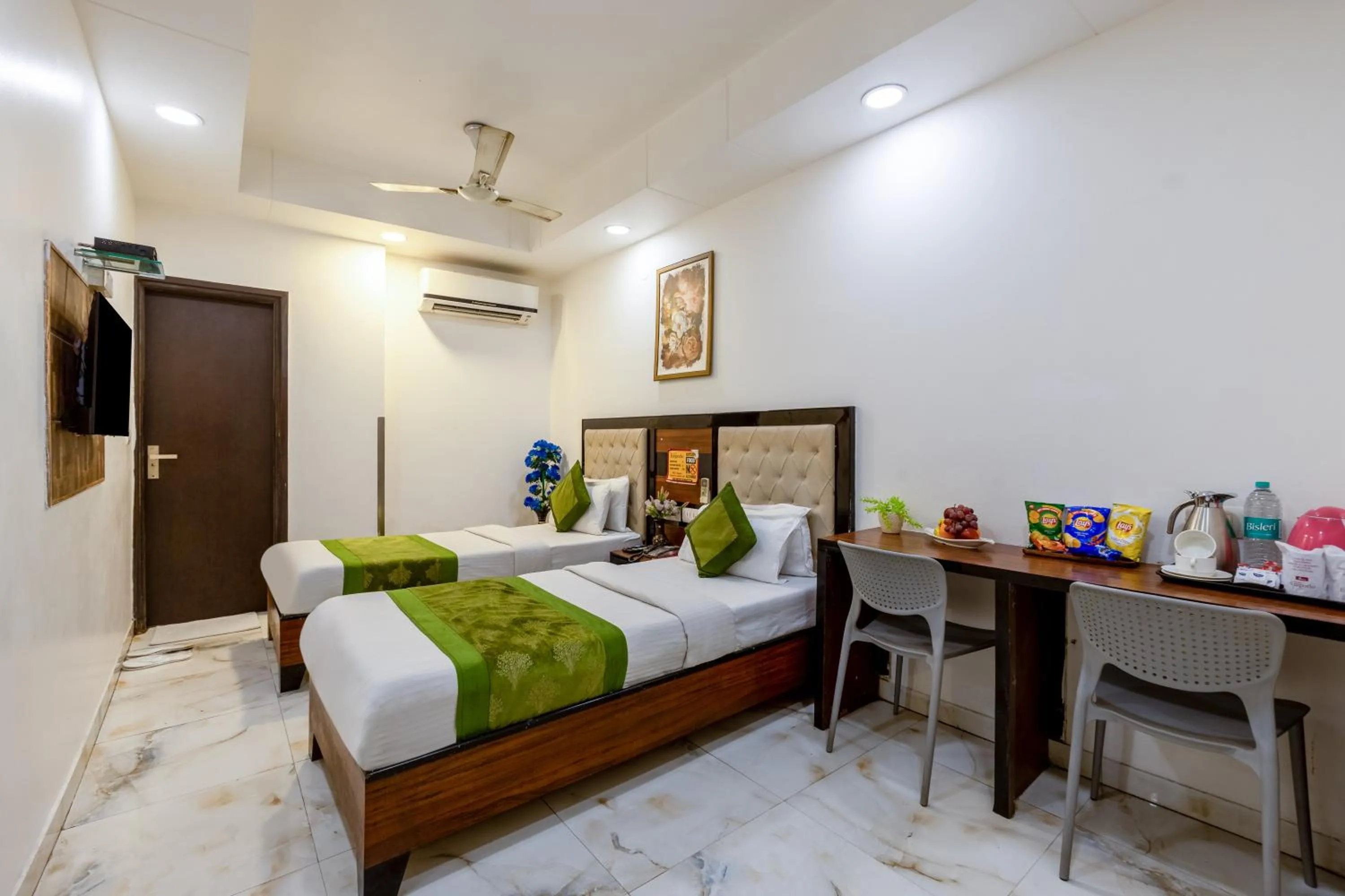 TV and multimedia, Bed in Hotel Emporio Near New Delhi Railway Station - Paharganj