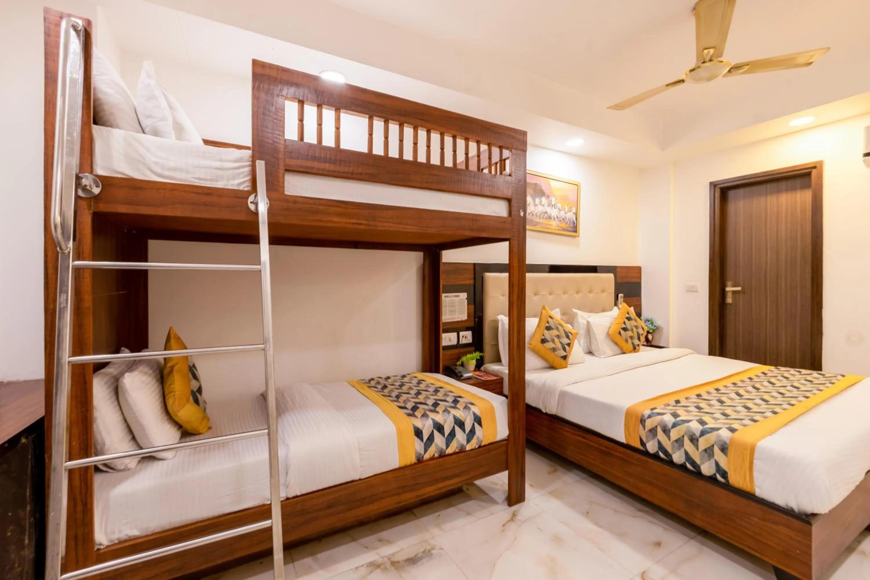 Bed in Hotel Emporio Near New Delhi Railway Station - Paharganj