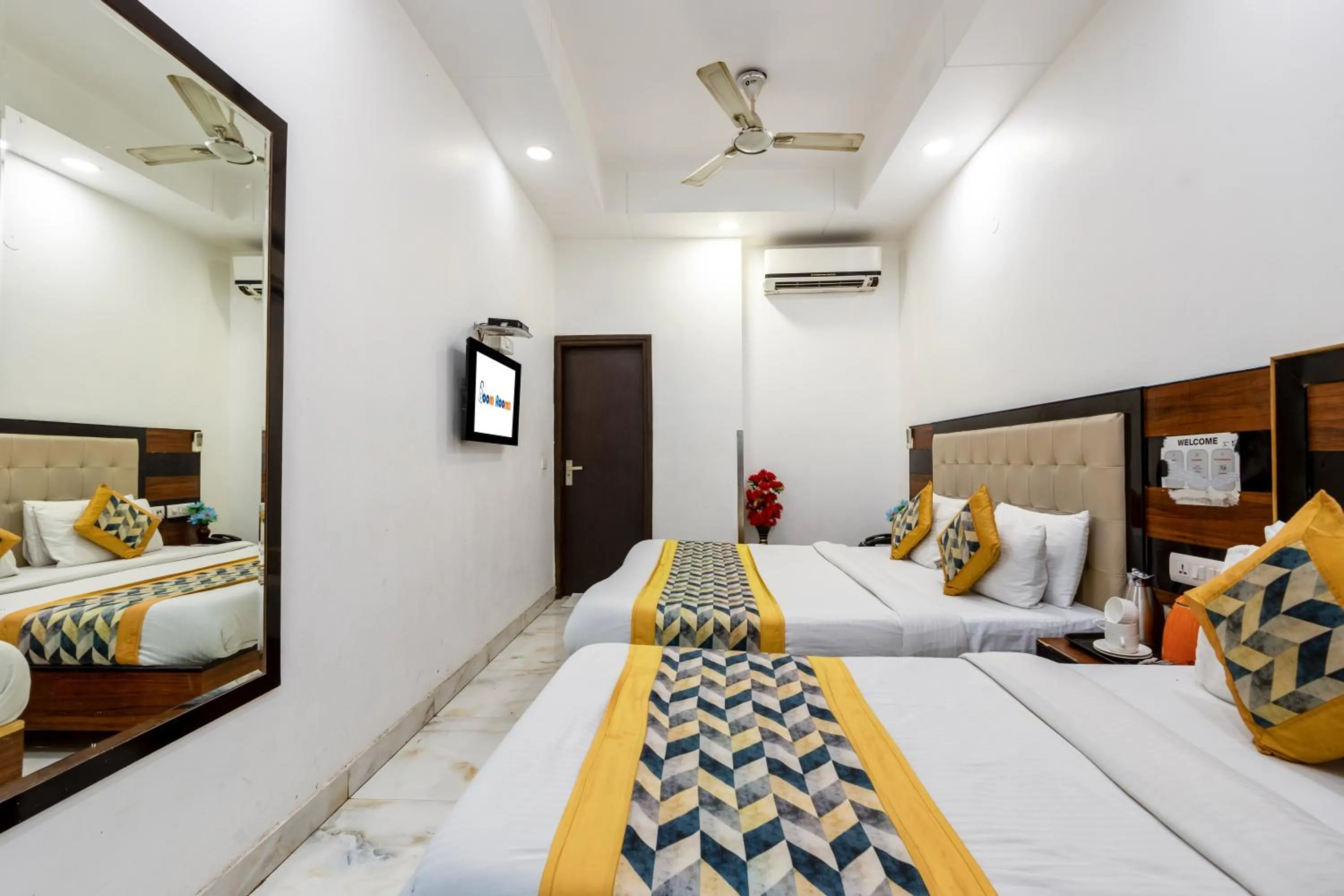 Bed in Hotel Emporio Near New Delhi Railway Station - Paharganj