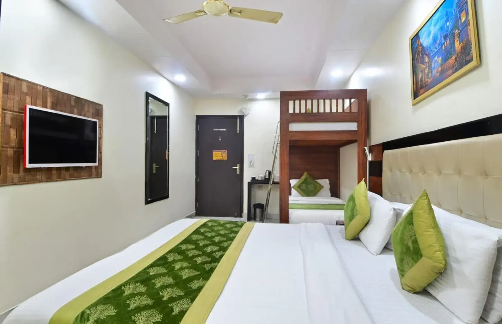 TV and multimedia, Bed in Hotel Emporio Near New Delhi Railway Station - Paharganj TV and multimedia, Bed in Hotel Emporio Near New Delhi Railway Station - Paharganj